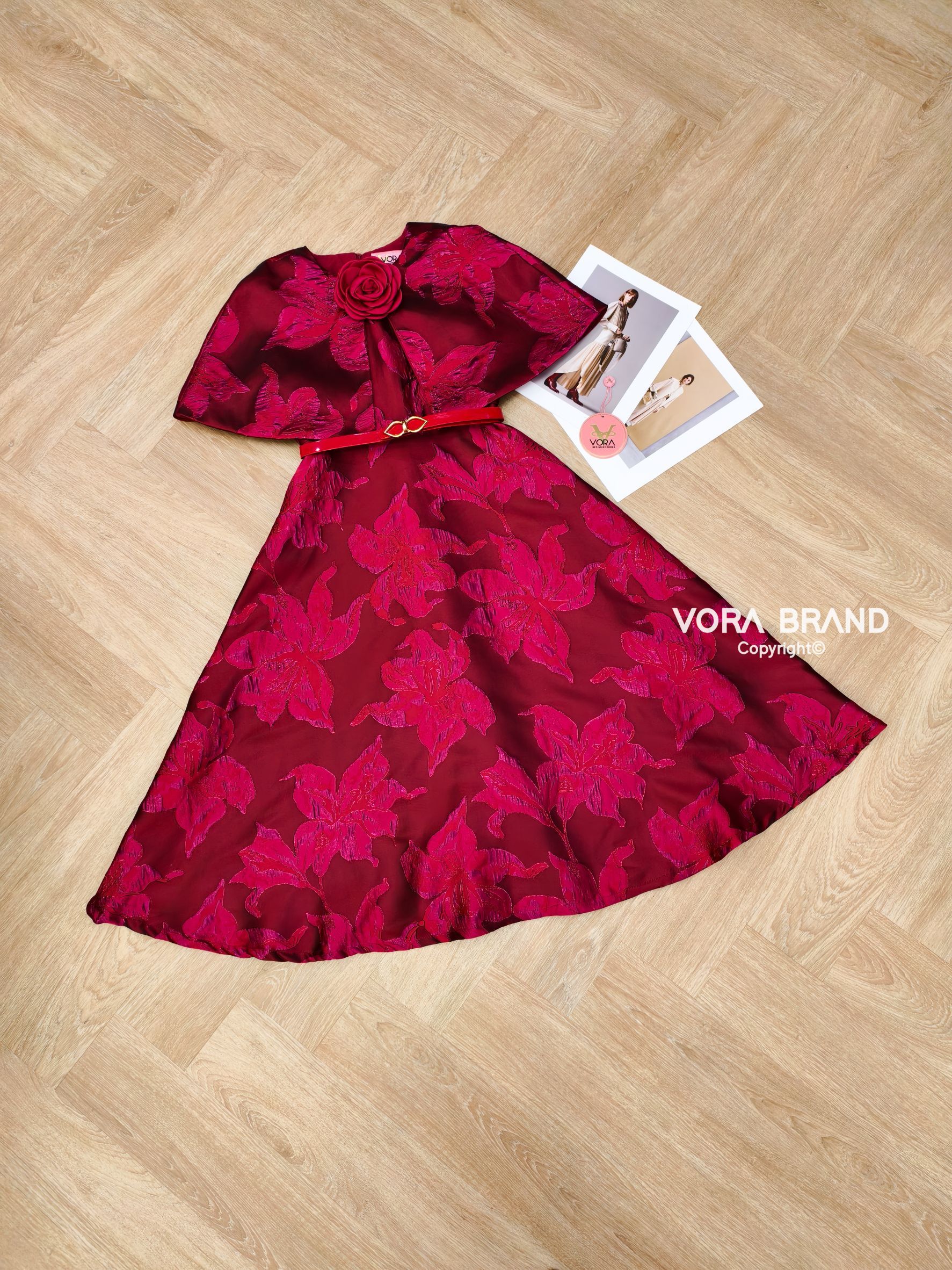 Dress ยาวแขนกุด แต่งผ้าคลุมไหล่ มีเข็มกลัดดอกไม้แต่งช่วงคอเสื้อ เอวเข้ารูป กระโปรงบานสวย มีเข็มขัดเข้าชุดให้ด้วยค่ะ คุ้มมากๆ เนื้อผ้าทอ มีtexture สวยมากค่ะ มีน้ำหนักทิ้งตัวสวย มีซับในทั้งชุดค่ะ