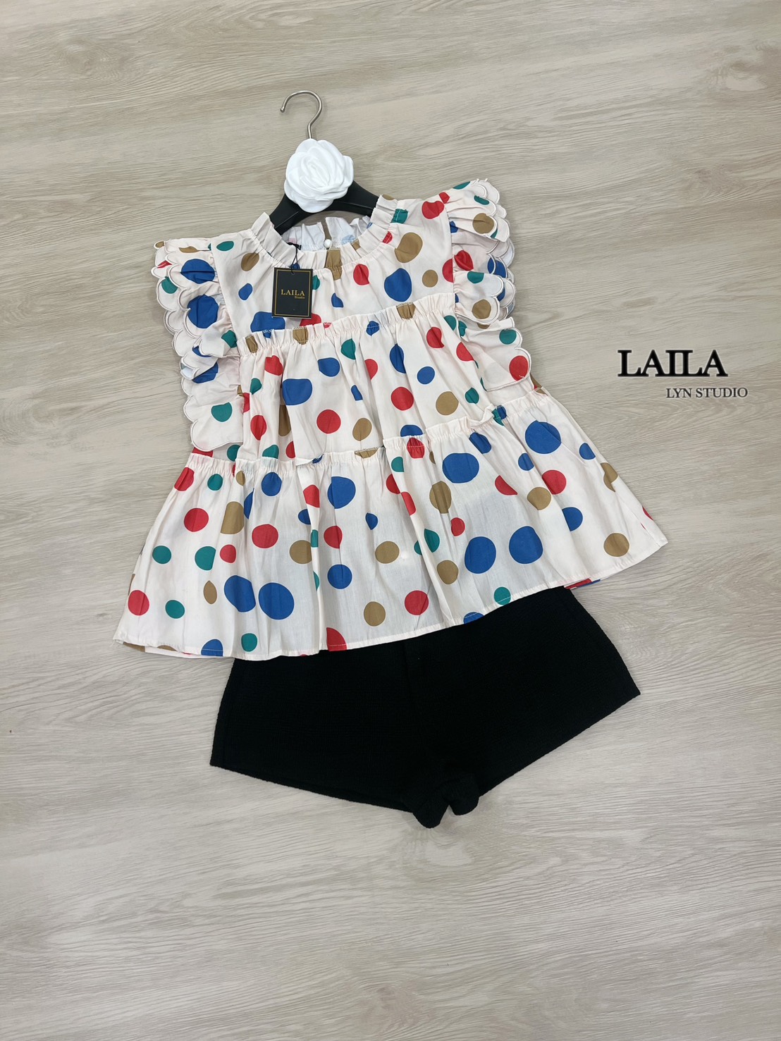Tag : LAILA Detail: SET เสื้อ+กางเกง เสื้อแขนยาวทรงคอปีนแต่งระบายๆ งานแต่งกระดุมด้านหลัง ดีไซน์ช่วงแขนระบายฟูๆตัดเย็บอย่างดีช่วงปลายเสื้อแต่งทรงบานๆพริ้วๆสุดน่ารัก โทนสีออฟไวท์แต่งลายจุดสีสันสดใส มาพร้อมกางเกงทวิตขาสั้นสีดำใส่ง่ายเข้ารูปพอดี