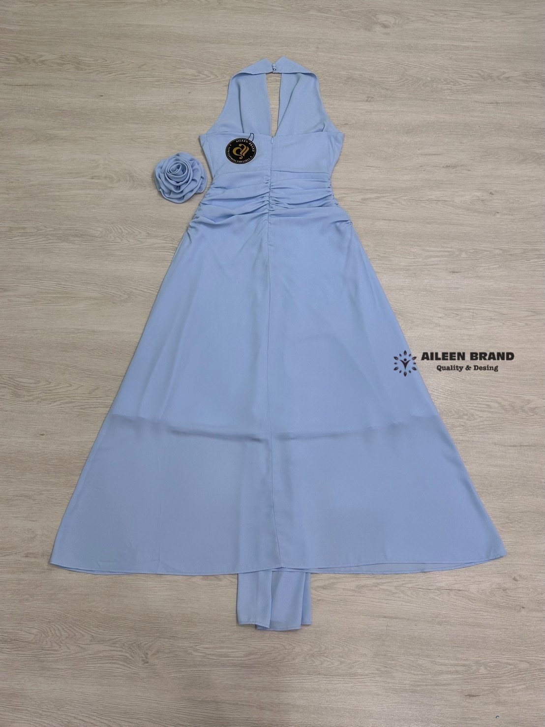 งานป้าย : Aileen Brand จัดจำหน่ายโดย : Aileen 👗 เดรสซีฟองคล้องคอ ดีเทลช่วงคอถ่วง แต่งจับจีบช่วงเอว ปล่อยชายผ้าตรงกลางยาวพริ้ว ตัวกระโปรงบานออก มีชับใน ซิปหลังอย่างดี มาพร้อมเข้มกลัดดอกไม้สีเดียวกับชุด อลังสุดๆ ใส่ออกมาดูสวย หรู สุดๆค่ะ