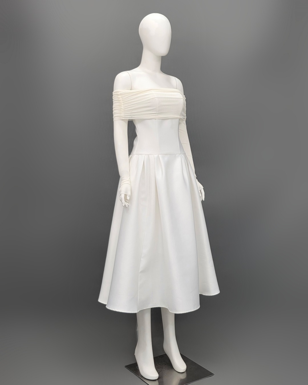 Label : LUXE ☑️ เดรสเสื้อแขนยาวเปิดไหล่ กระโปรงยาวคลุมเข่า แขนเสื้อซีทรู ☑️ ตัวชุดทำจากผ้าไหมดัตเชส แขนเสื้อทำจากผ้าเน็ตเนื้อนุ่มยืดหยุ่น ☑️ คัทติ้งประณีต มีซิปซ่อนและซับใน