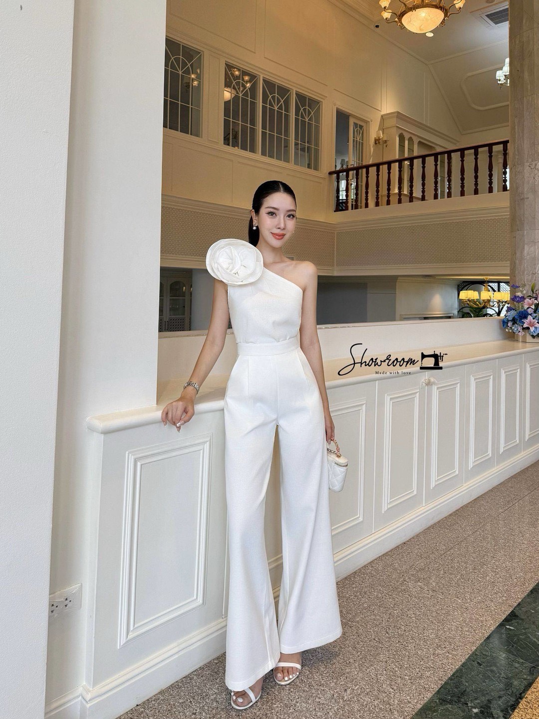 ชุดเซ็ทผ้าดีมาก สวมใส่สบาย เสื้อไหล่เดี่ยว มาพร้อมดอกไม้ +กก.ขายาวเข้าเซ็ต ตัวเสื้อคัตติ้งสวย กางเกงทรงเริ่ด รุ่นนี้เนื้อผ้าดูแพง หยิบมาสวมใส่ได้หลายโอกาส แน่นอน คอมพลีทลุคครบจบในชุดเดียว cutting คือเป๊ะเว่อออ ใส่ตัวนี้ชุดเดียวคือจบ คุ้มเกิ้นน เอาไปใส่แยก