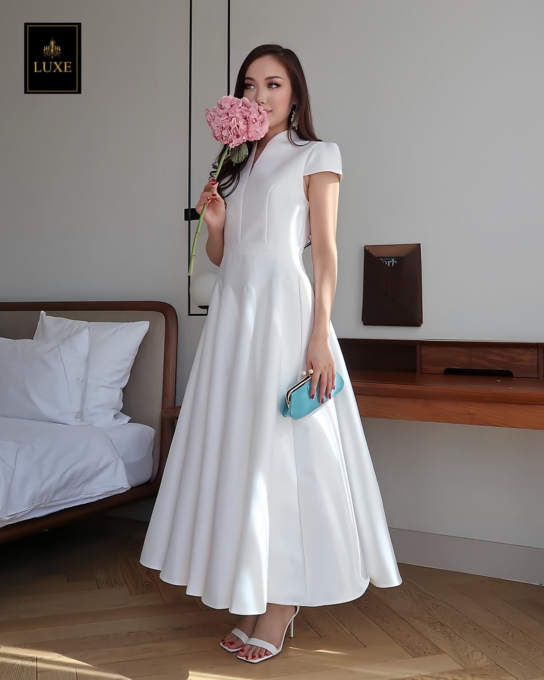 Label : LUXE ☑️เดรสเสื้อคอตั้ง แขนสั้น กระโปรงบาน ☑️ทำจากผ้าไหมดัตเชส ผ้าเนื้อดี เป็นทรง ใส่สบาย