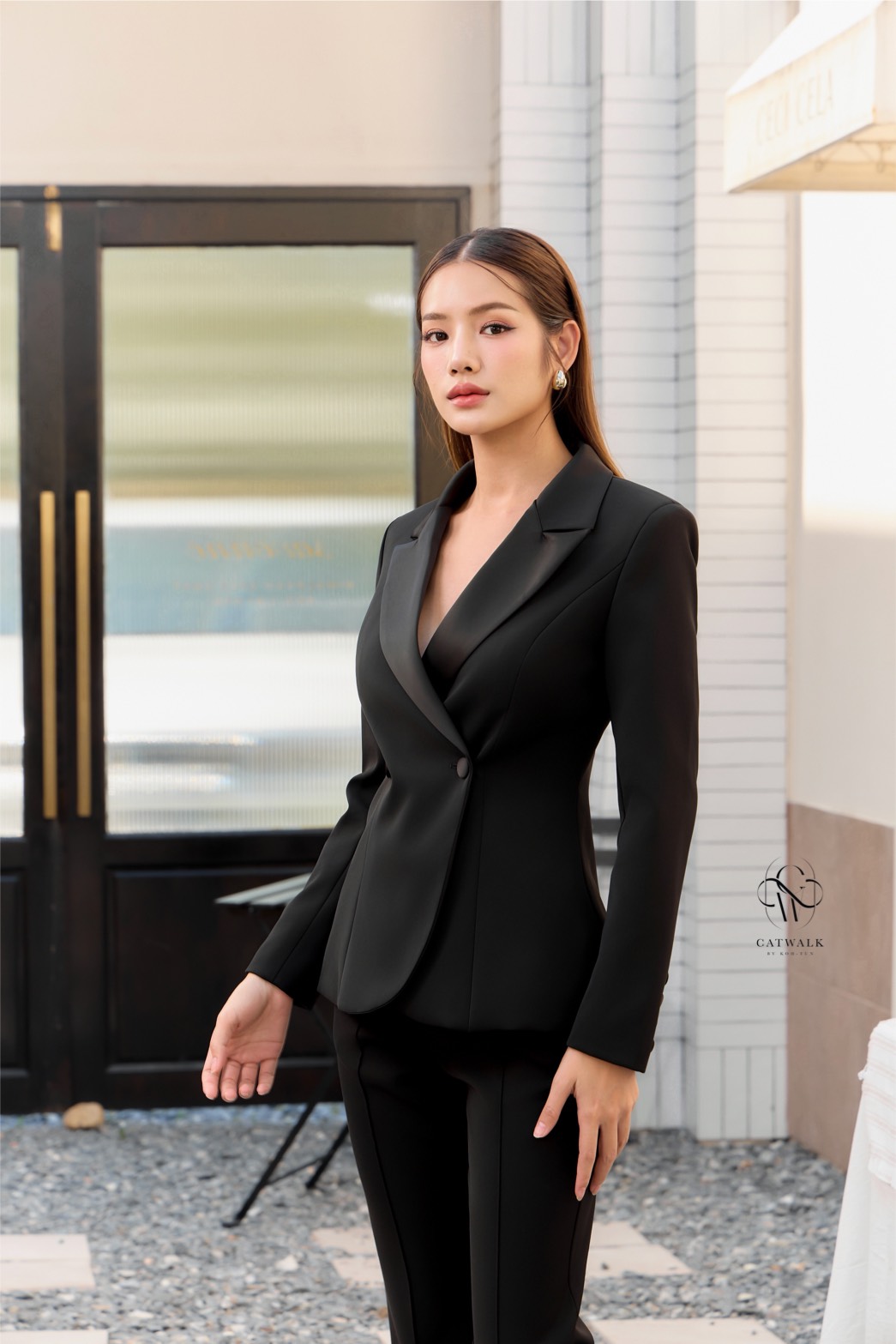 เซตสูทปกเลื่อม+กางเกงทรงสวย เนื้อผ้าเกรดเอ เนื้อนุ่มเป็นทรงใส่สบาย ตัวเสื้อสูทเป็นทรงเข้ารูป ช่วงปกใช้ผ้าเครปกึ่งเงา ใช้กระดุมปั๊มตามโทนสีชุด มาคู่กับกางเกงเอวสูงทรงขาม้า ใช้เนื้อผ้าเดียวกับตัวสูท มีกระเป๋าทั้ง 2 ข้างป้ายCATWALK BY KOH-TUN