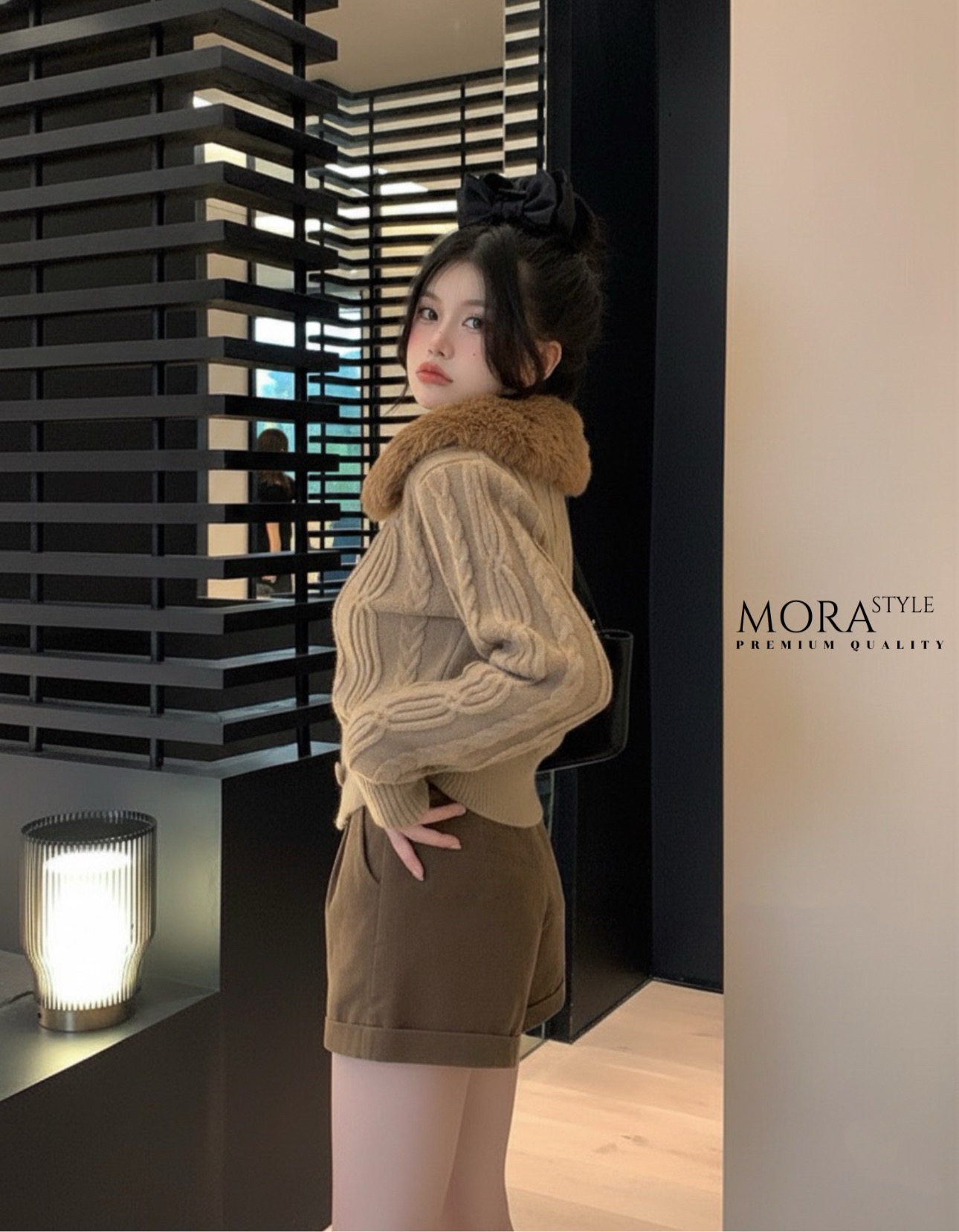 เซ็ต 2 ชิ้น เสื้อคาดิแกนไหมพรมแขนยาวทอลายถัก แต่งเฟอร์ขนที่คอน่ารักมากกกกก ขนเฟอร์ถอดได้ มาพร้อมกับ กางเกงลูกฟูกขาสั้นมีเข็มขัดให้หนึ่งเส้นใส่แมทช์เซ็ตน่ารักมากค่ะ