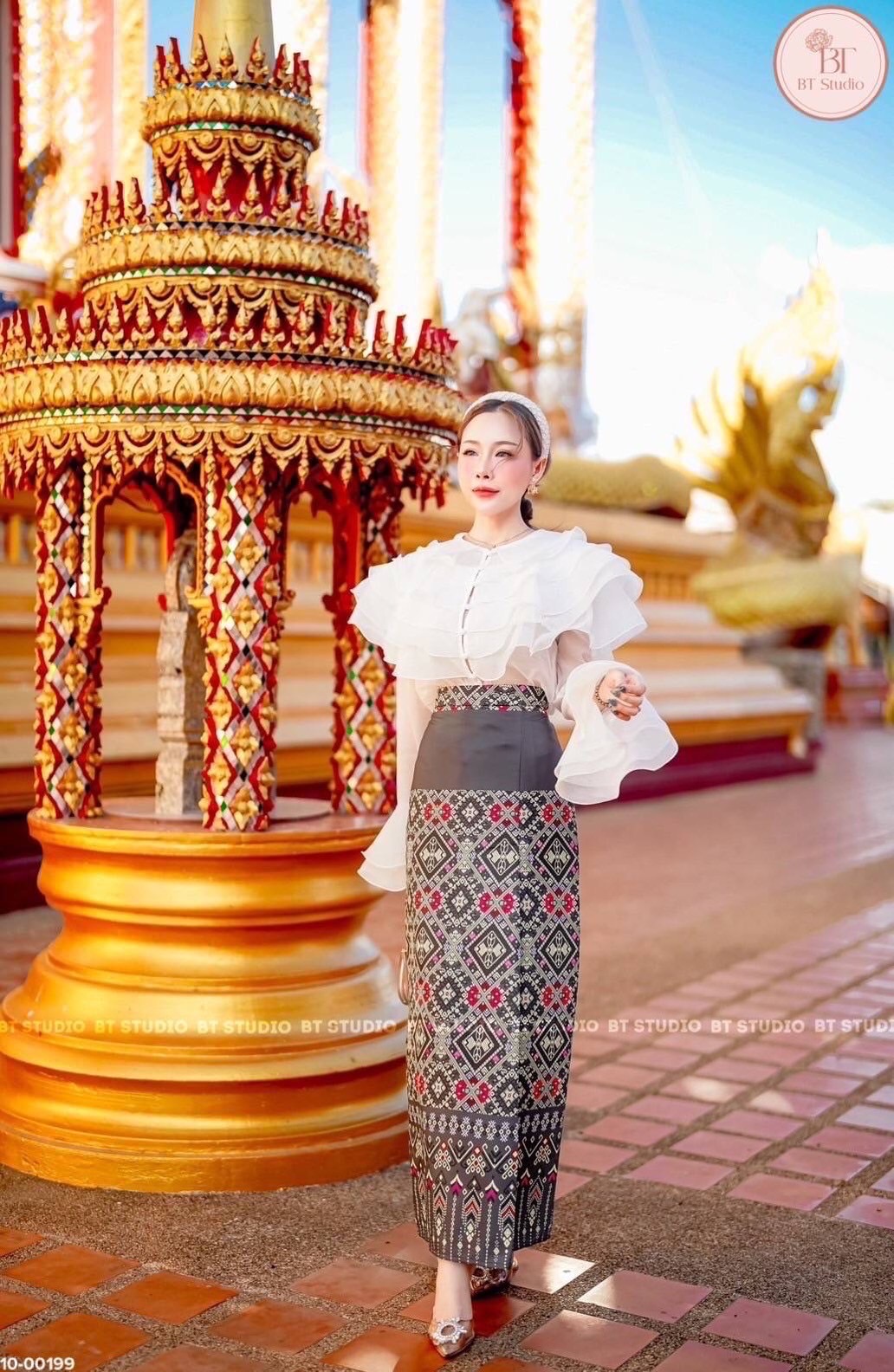 TAG : BT studio DETAIL : เซท 2 ชิ้น เสื้อระบายคอเป็นชั้น ๆ แขนยาวปลายแขนแต่งระบายออก กระดุมหน้า มาพร้อมผ้าถุงพิมพ์ลายสำเร็จ งานสวยเนื้อผ้าดี คัตติ๊งสวยมากค่ะ ใส่แมทซ์กันแล้วดูแพงมากคร้าา