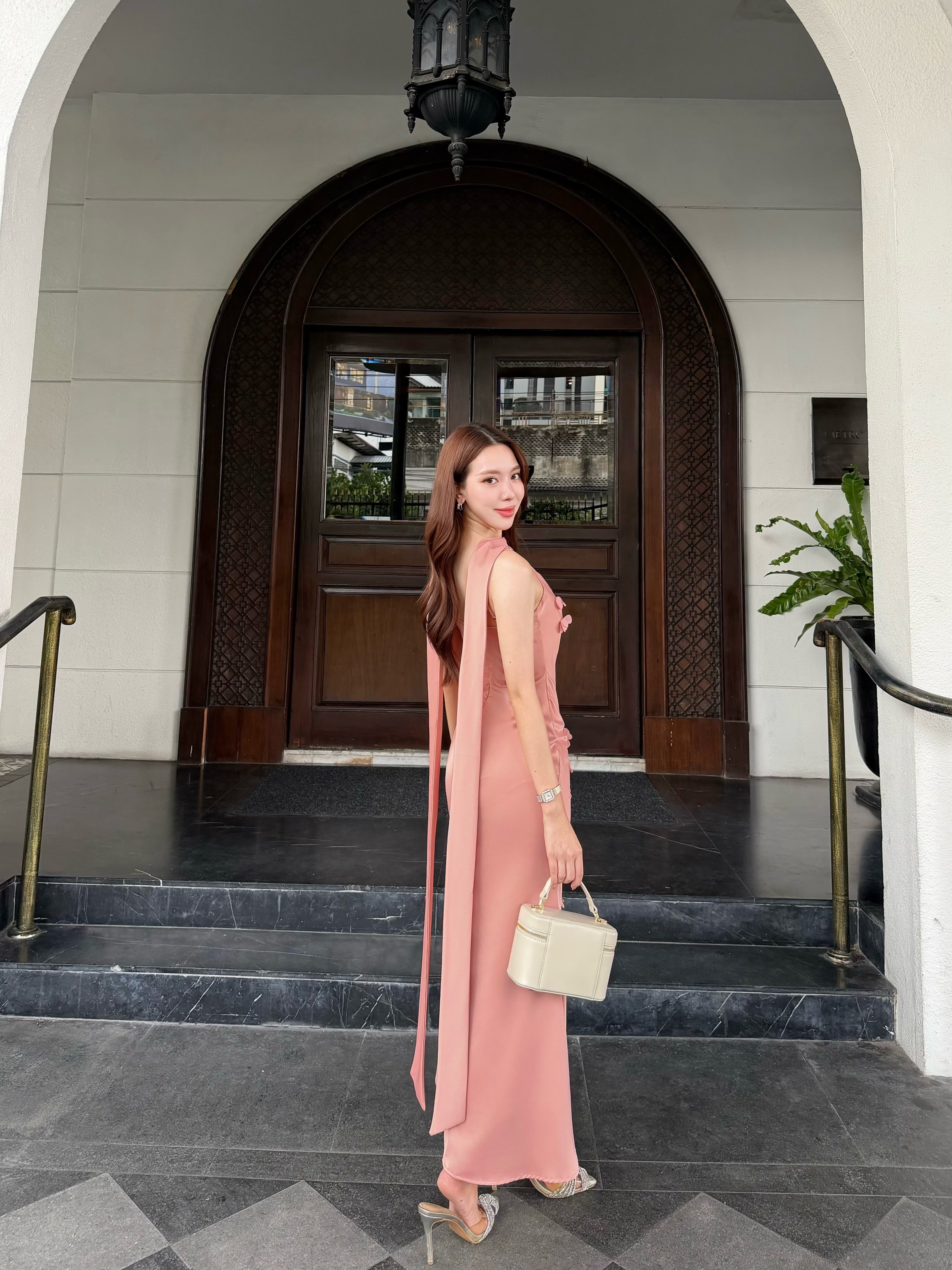 เดรสยาวสีชมพูนู้ดผ้าซาตินสายเดี่ยวเข้ารูปสายสามารถปรับได้แต่งดีเทลด้วยดอกไม้ติดช่วงตัวชุดปลายชุดทรงหางปลาเล็กน้อยเพิ่มความสวยหรูของชุด มาพร้อมผ้าพาดบ่าเพิ่มความเก๋งานมีซับใน