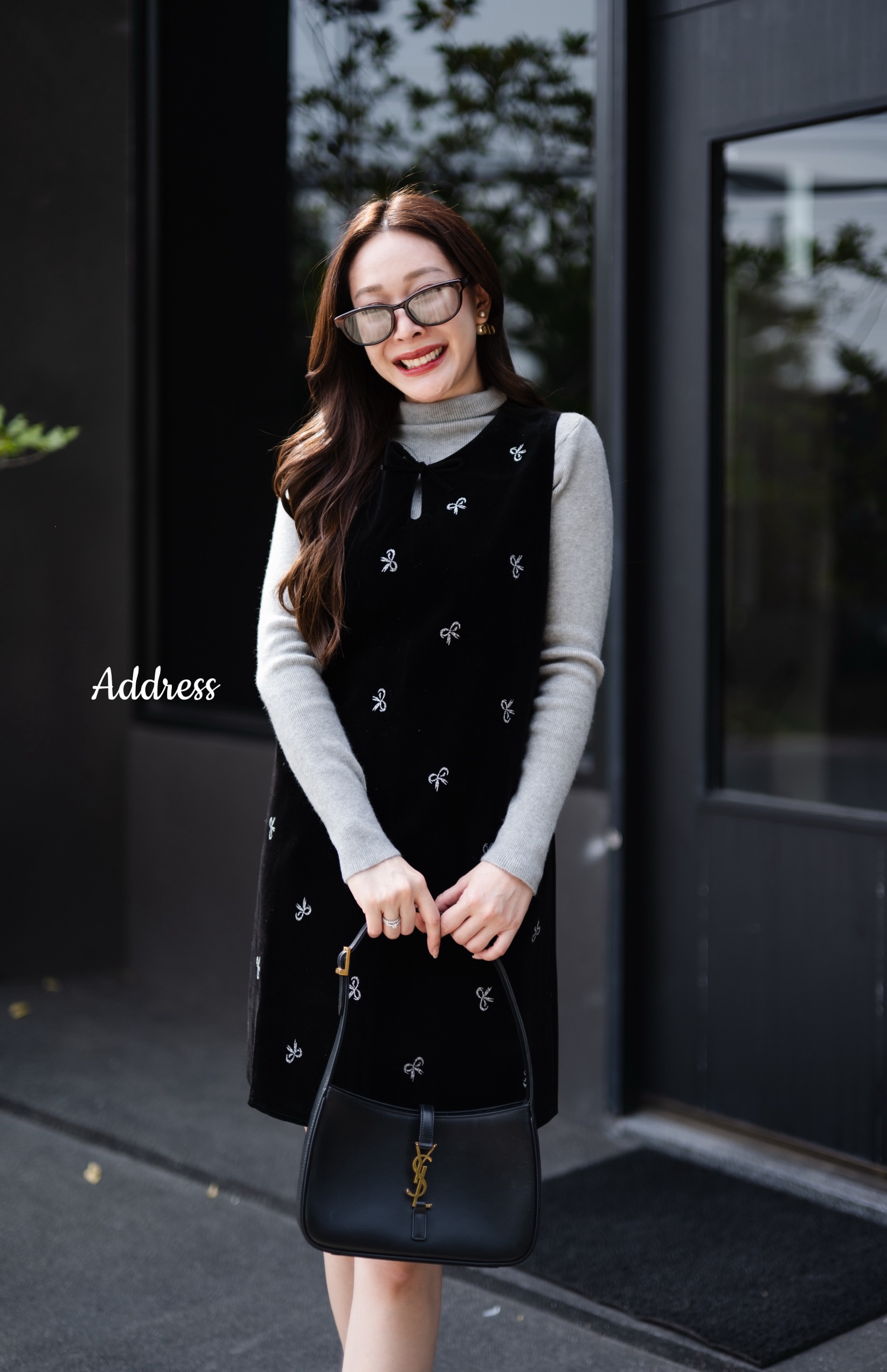 ชุดเซทเสื้อไหมพรมแขนยาวคอเต่า+เดรสแขนกุดแต่งลายโบว์น่ารักๆ งานเป็นผ้ากำมะหยี่นะคะ ผ้าดีมากๆ เดรสมีซิปด้านหลังใส่สบาย ทรงสวย เอาไปแยกแมทซ์ได้ชิลๆ