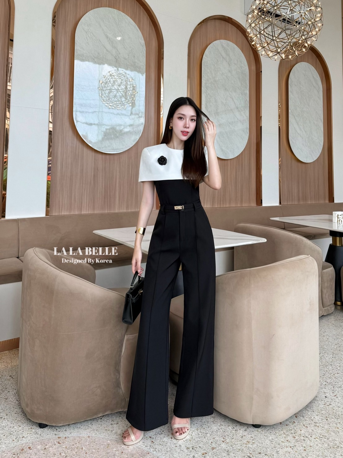 ซต4ชิ้นผ้าสูททูโทนเสื้อทรงคลุมไหล่ทรงสวยด้านหลังผ่าซิปแต่งเข็มกลัดดอกไม้ใส่เข้าในกางเกงขายาวทรงสวยตะเข็บหน้าใส่แล้วสูงผอมมาพร้อมเข็มขัดเข้าชุดสีเดียวกันมีซับในอัดกาวผ้าดีมากๆ