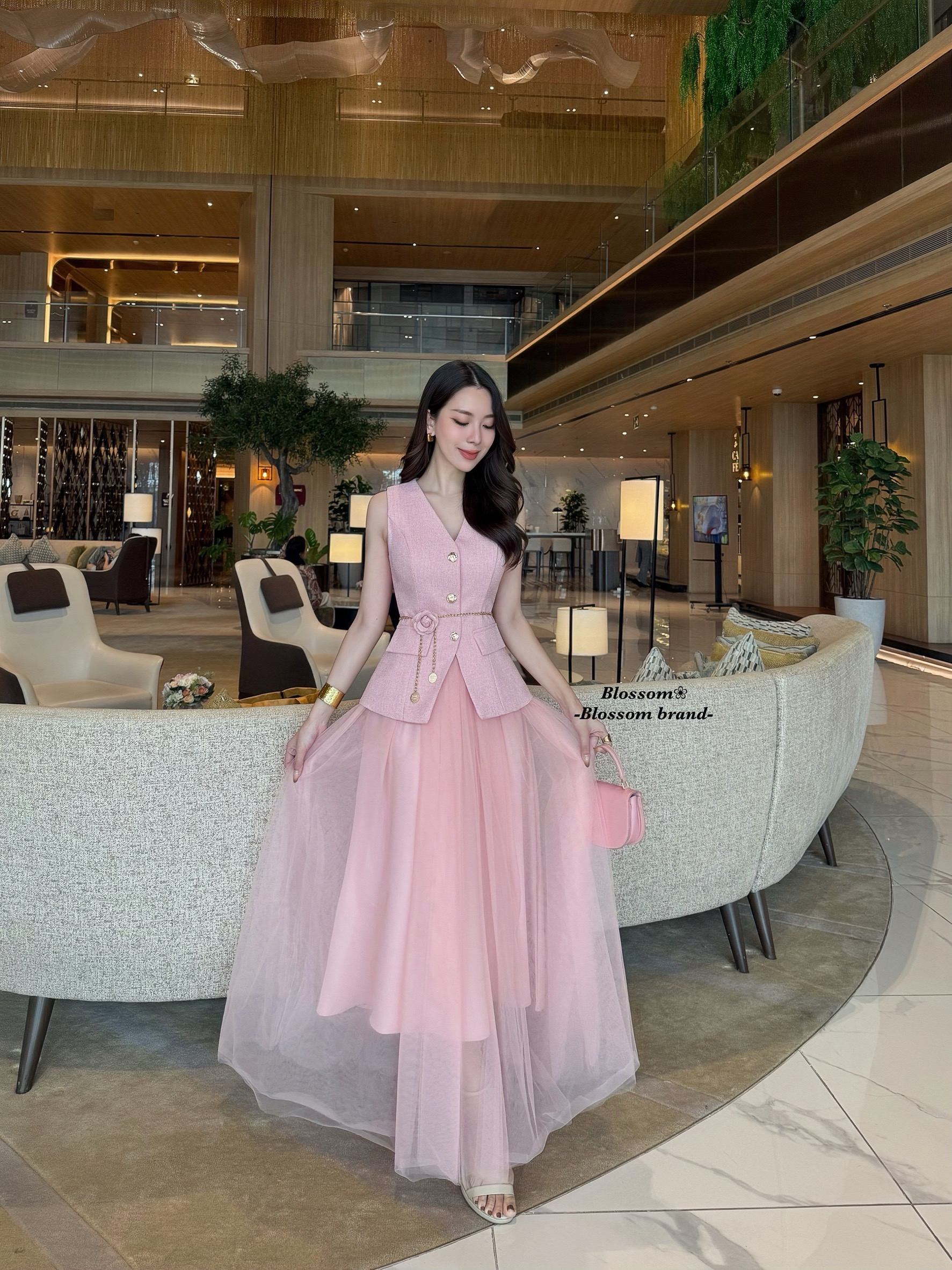 Setเสื้อแขนกุด แต่งกระดุมสีทองด้านหน้า เนื้อผ้าทวิตไม่หนามาก มีฟองน้ำในตัว แมทช์กับกระโปรงยาวพองสวย มีเข็มขัดโซ่ดอกไม้แถมให้ด้วยนะคะ เนื้อผ้า แพทเทรินสวยสุดๆ ใส่แล้วเป๊ะมาก ใส่ได้ทุกโอกาศ เรียบหรูแต่ดูแพงมากคะ