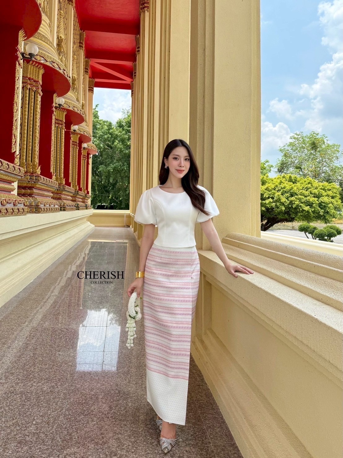 ชุดไทยที่เรียบหรูดูแพง ด้วยชุดนี้ ตัวเสื้อคอกลม แขนตุ๊กตาตัวผ้าถุงเอวสูงลายทางขวางสีชมพูม่วงสลับกันอย่างสวยงามซิบหลัง ผ่าหลังไม่เกินงามเดินสะดวกพร้อมซับในครึ่งตัวไม่ต้องกลัวเรื่องความโป๊แถมเข็มขัดมุกด้วยค่า งามอย่างไทยใจดี ต้องมีนะคะ