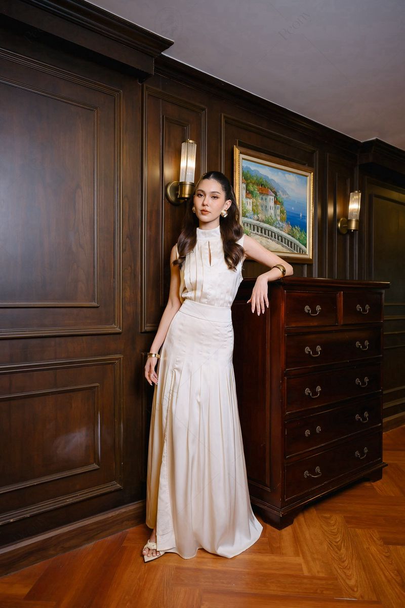 ชุดเซต 2ชิ้น ให้ลุคสวยแบบ effortless เสื้อคอตั้งเย็บจีบ แมทเข้าชุดกระกระโปรง ดีเทลผ่า ตัดเย็บด้วยเนื้อผ้าซิลล์เล่นแสง