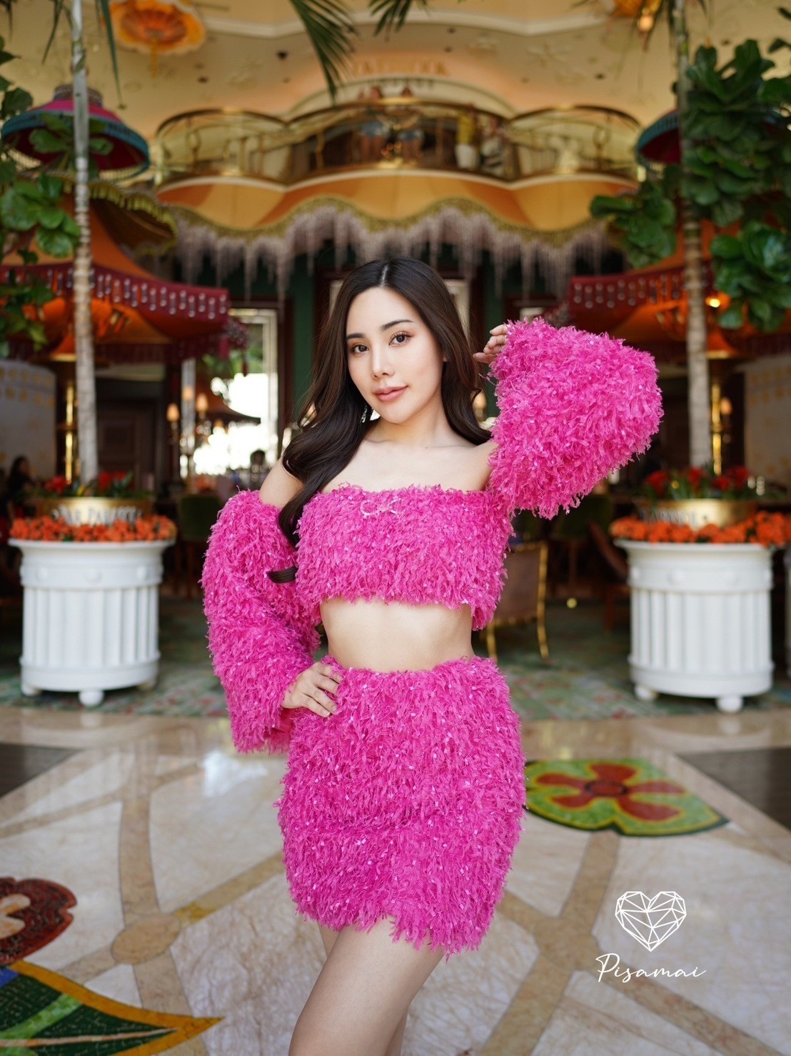 Detail :: เซ็ตเสื้อปาดไหล่สีชมพูบาร์บี้ มาคู่กับกระโปรงสอบ มีเข็มกลัดโบว์้เพชรเงินวิ้งๆ ติดช่วงอก ใส่สวยมากๆค่า ใส่สวยมาก ปังปุริเย้แน่นอนค่า ห้ามพลาดเลย