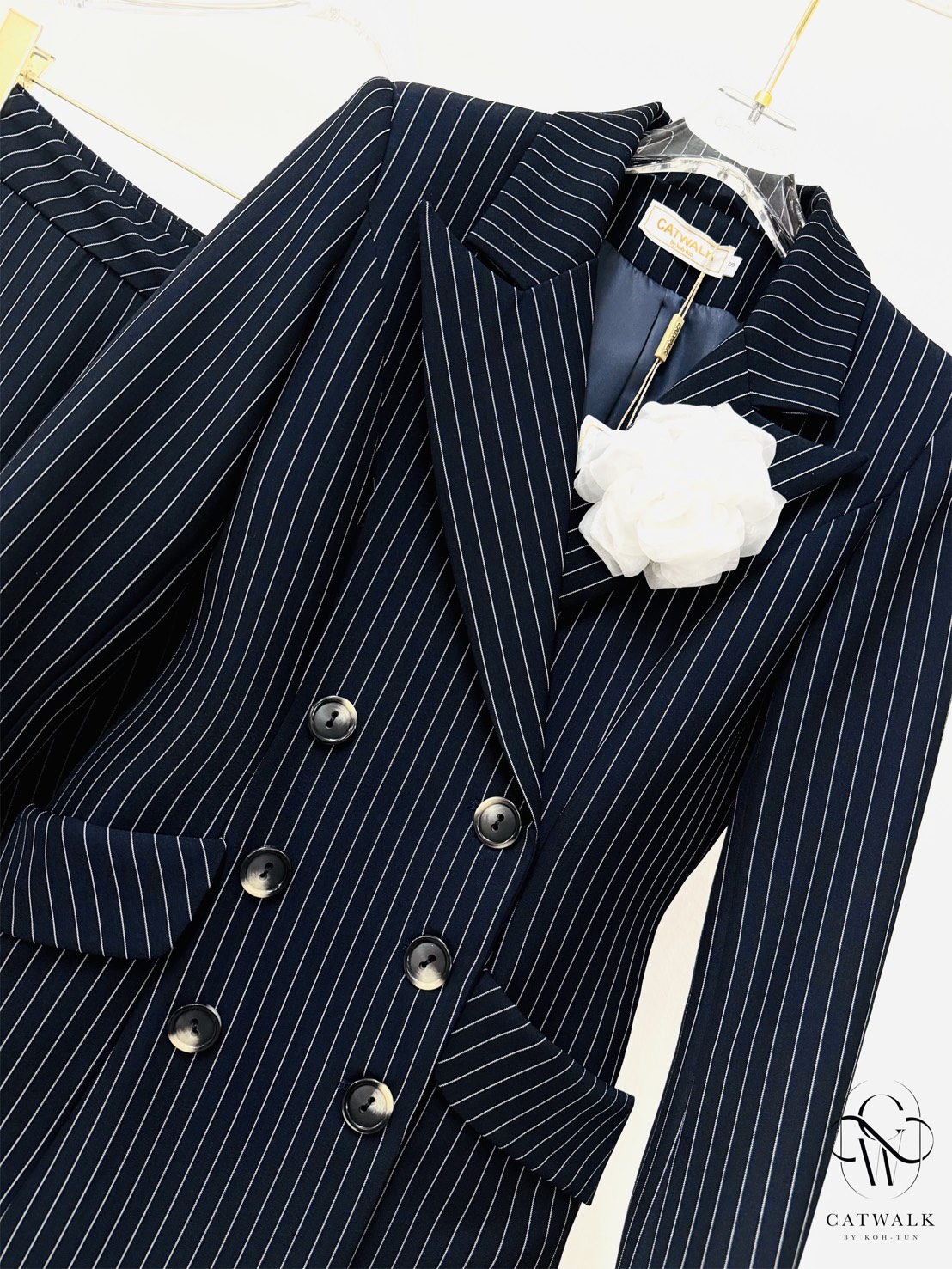 เซตสูทลายทาง+เข็มกลัดดอกไม้+กางเกงขายาวทรงสวย เนื้อผ้าเกรดเอ ทอลายในตัว ตัวสูทเป็นทรงเข้ารูป แต่งกระดุมด้านหน้า 6 เม็ด มีกระเป๋า 2 ข้างใช้งานได้จริง มีเข็มกลัดดอกไม้ สีดอกไม้จะเป็นสีตามลายเส้นของตัวชุด มาคู่กับกางเกงขายาวทรงสวย ใช้ผ้าเนื้อเดียวกับตัวสูท เ