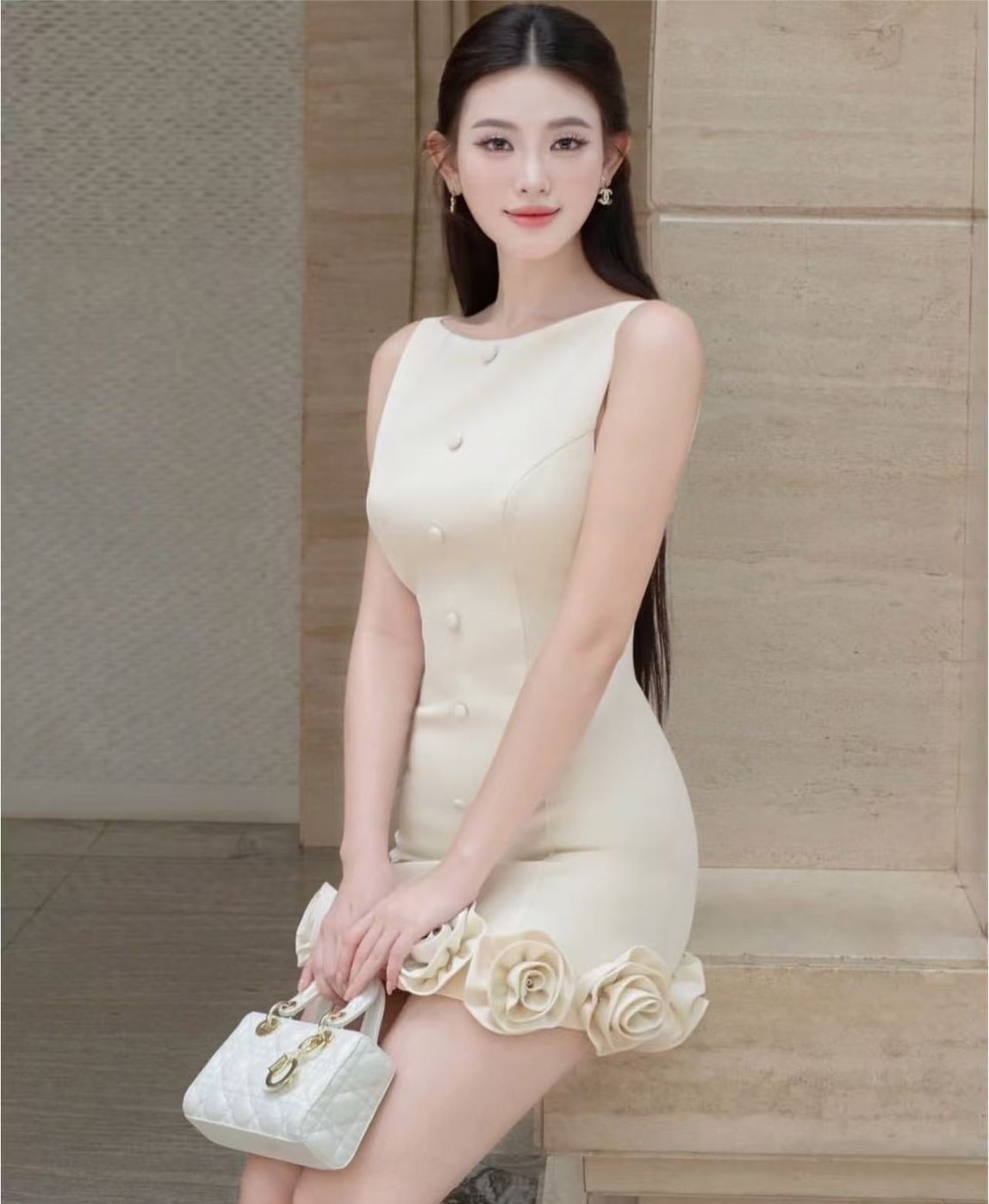 เดรสสีครีมแขนกุดทรงเข้ารูปแต่งดีเทลสุดเก๋ด้วยดอกไม้รอบชุดที่ชายกระโปรงทำให้ชุดดูเก๋น่ารักและแต่งกระดุมแต่งที่ชุดงานเสริมฟองน้ำที่อกมีซับในและซิปด้านหลัง #Miralynstudio#Miralynbrand#miralynชุดออกงาน#เดรสออกงาน#ชุดดินเนอร์