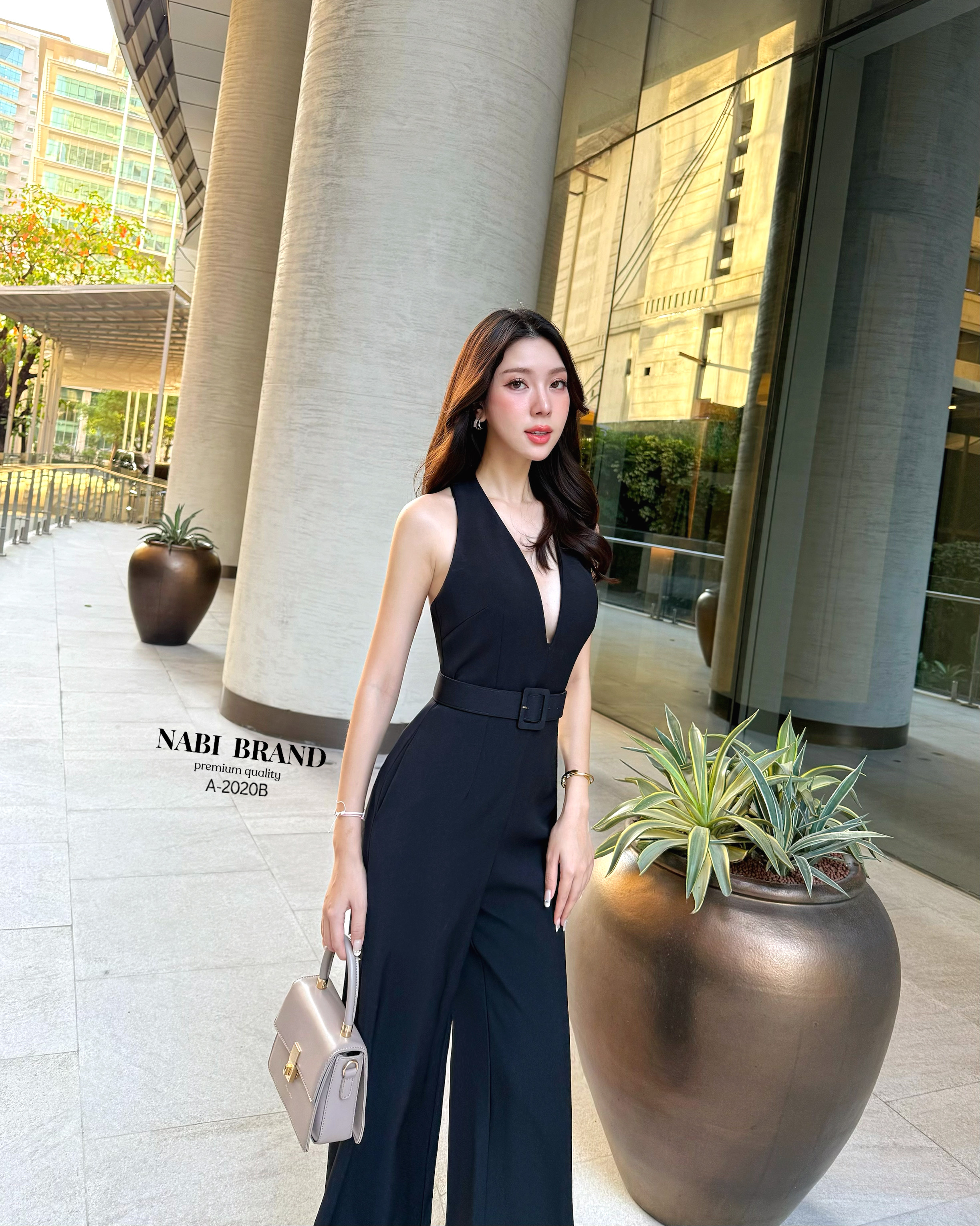 จั้มสูทขายาวทรงขาม้า สีดำทรงคล้องคอ ด้านหน้าเป็นทรงคอวี โชว์หลังแอบsexyหรูไฮมากค่ะ เพิ่มกระเป๋า2ข้าง ใช้งานได้จริง มาพร้อมกับเข็มขัดรัดเอว บอกเลยว่ารุ่นนี้คือ ใส่สวย ดูสูงผอมเพรียว ที่สำคัญเนื้อผ้าดี มีฟองน้ำ มีซับในอย่างดีค่ะ ความยาวกำลังดีไม่รั้งเป้าแน่