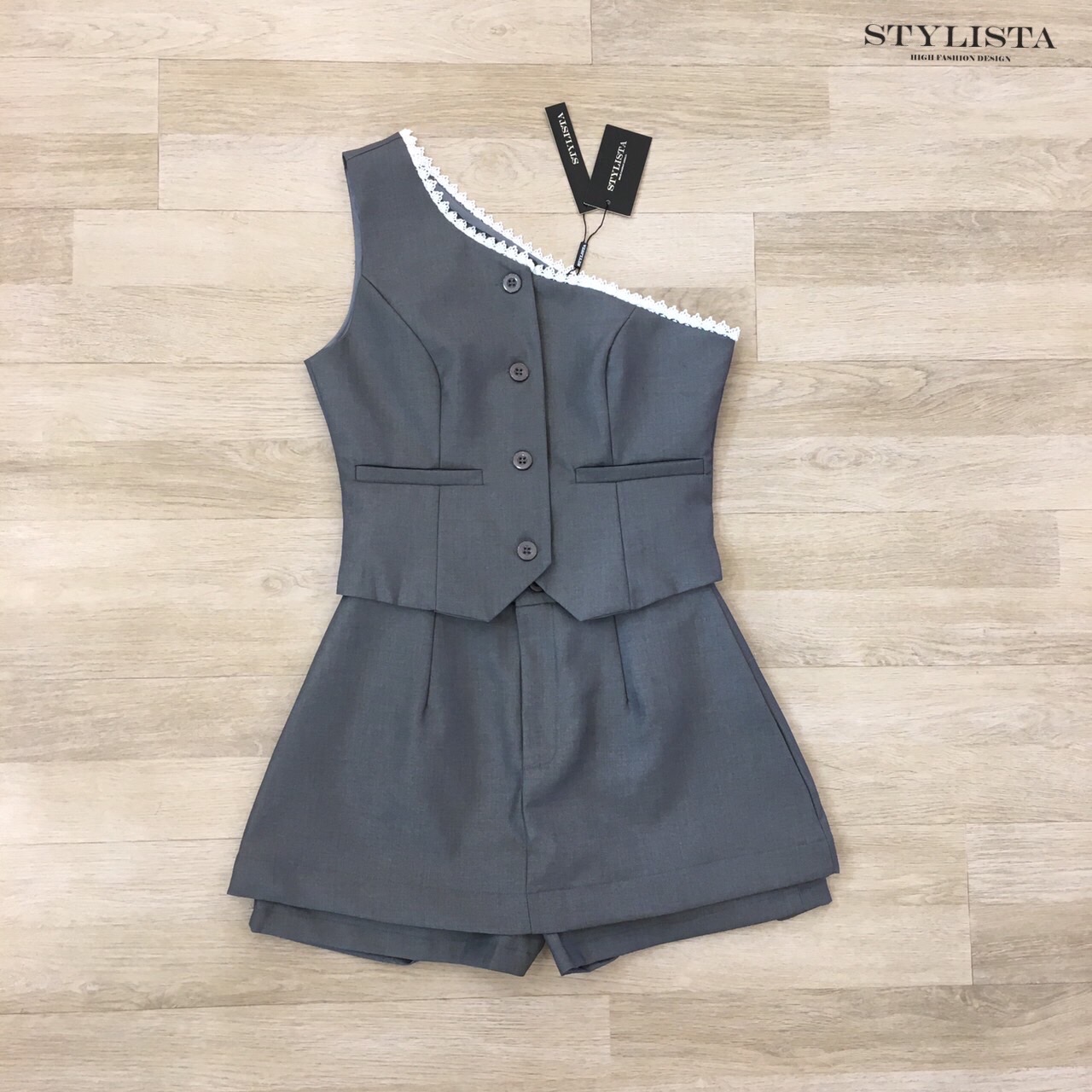 บเซ็ตเสื้อสูท+กระโปรงกางเกงขาสั้น ทรงสวยเป๊ะ พร้อมดีไซน์ไม่ซ้ำใคร! เสื้อสูทแขนกุดทรงเว้าไหล่ข้างเดียว (One Shoulder) เพิ่มดีเทลลูกไม้สีขาวริมคอให้ลุคดูซอฟต์แต่แฝงด้วยความเท่ เรียบหรูดูแพงมาก