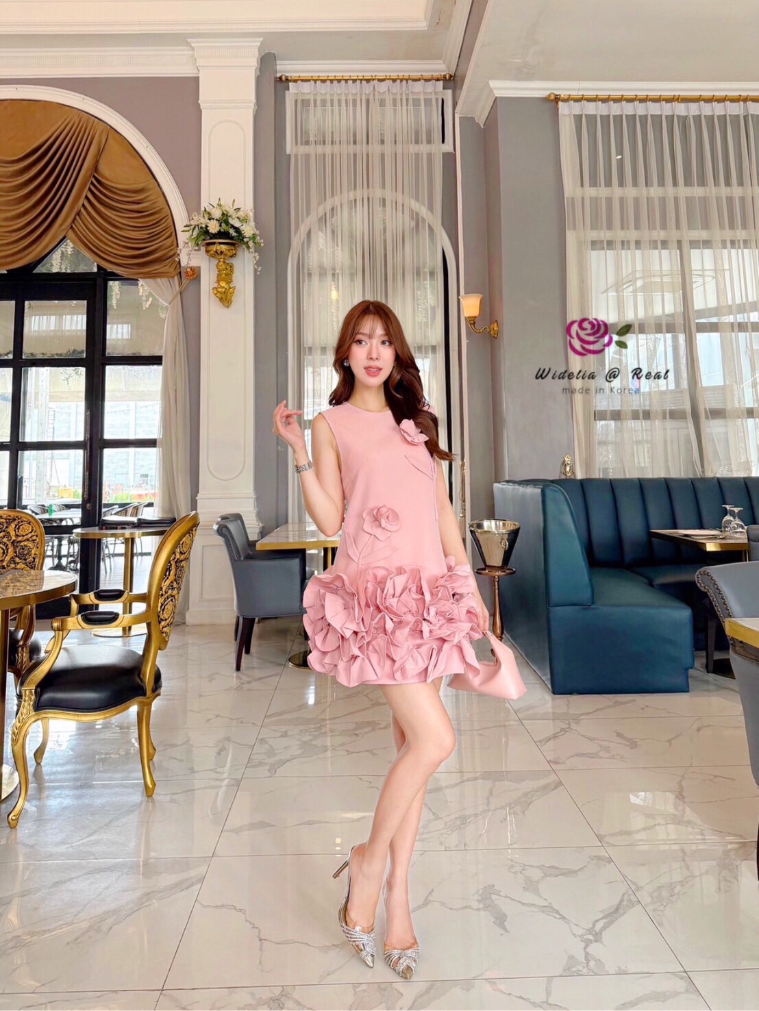 Dress เดรสทรงปล่อยแขนกุด เย็บดอกไม้ป๊อปอัพ ชายเย็บระบายฟูอลังการเนื้อผ้าสีพื้น ผ้ามีtexture เนื้อผ้าดีมากๆ ชุดนี้งานสวยค่ะ คัตติ้งเนี๊ยบ ทรงเป๊ะมาก แนะนำเลย รับรองใส่ออกมาไม่ผิดหวังการันตีให้เลย