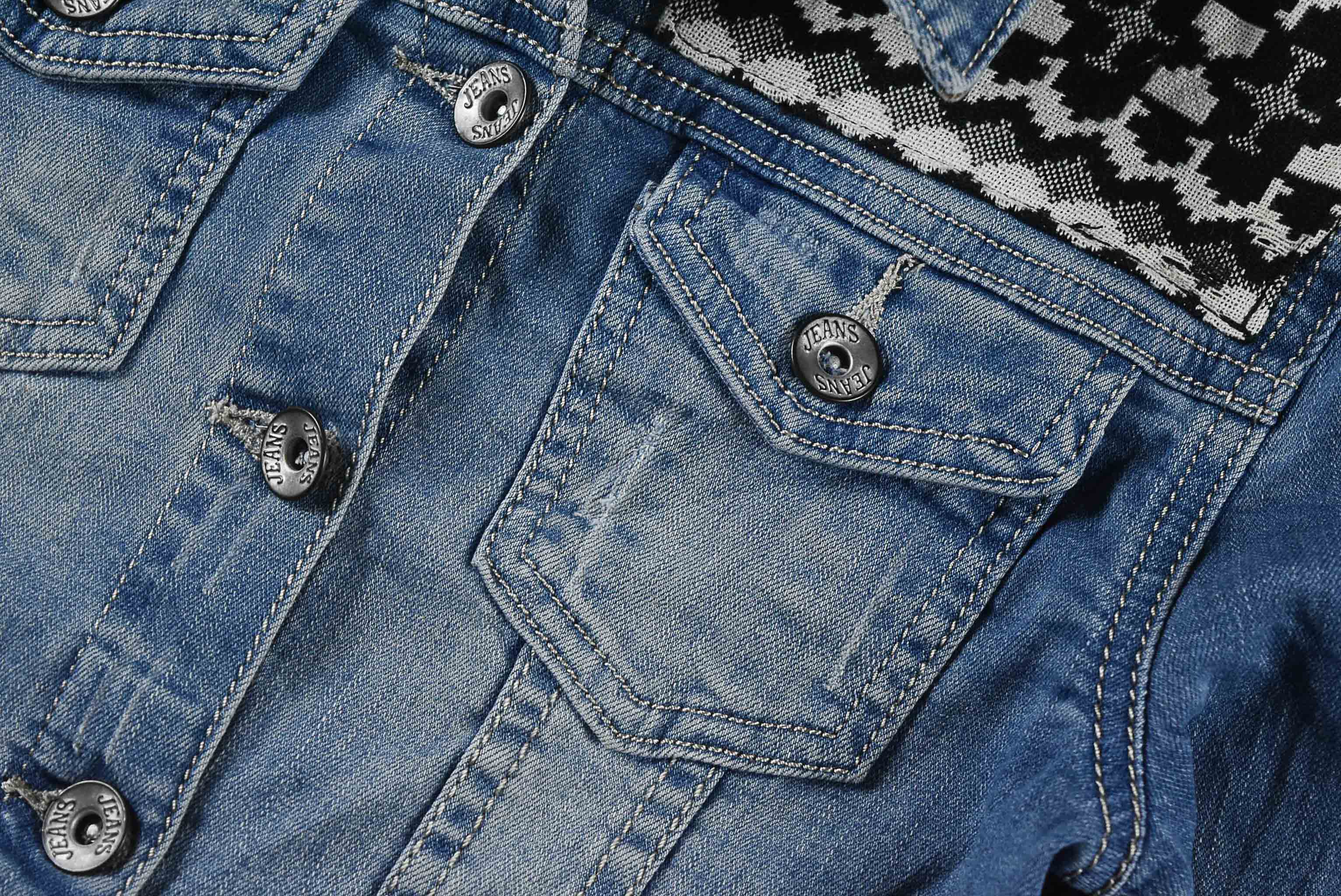 SKINNY LIP อกจริง 28 ไซส์ 120 เสื้อแจ็คเก็ตยีนส์ แขนยาว เด็กชายหญิง สีฟอกซีด เนื้อผ้านุ่ม สภาพดีมาก ผ้ายืด มีกระเป๋าข้าง