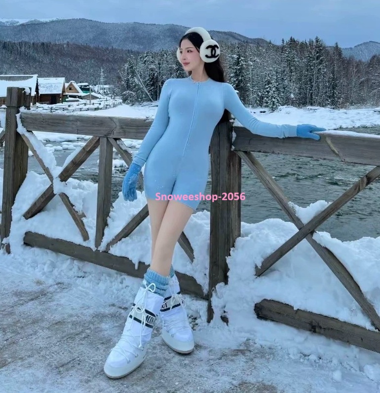 หนาวแค่ไหนก็ยังสวย บอดี้สูทไหมพรมแขนยาว รุ่นใหม่สีฟ้า ดีไซน์เข้ารูป เน้นหุ่นเป๊ะ ซิปหน้าใส่ง่าย แถมดูเก๋ ขาสั้นแต่เพิ่มความอุ่น ใส่ได้ทั้งเที่ยวเล่น & แฟชั่น ใส่ถ่ายรูปก็คือปังทุกช็อต!