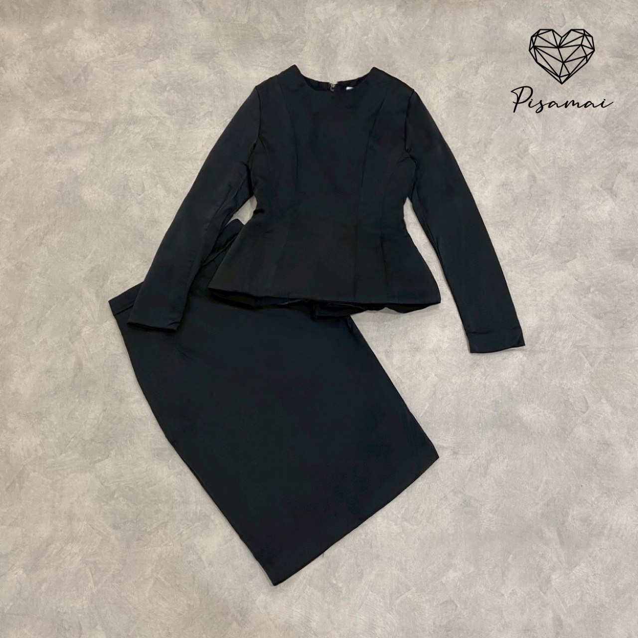 เซ็ตชุดไทยจิตรดาสีดำแขนยาวช่วงชายเสื้อแต่งทรงระบาย มาคู่กับกระโปรงทรงสอบคลุมเข่า ตามหากันทั้งประเทศ ต้องมีเลยค่า