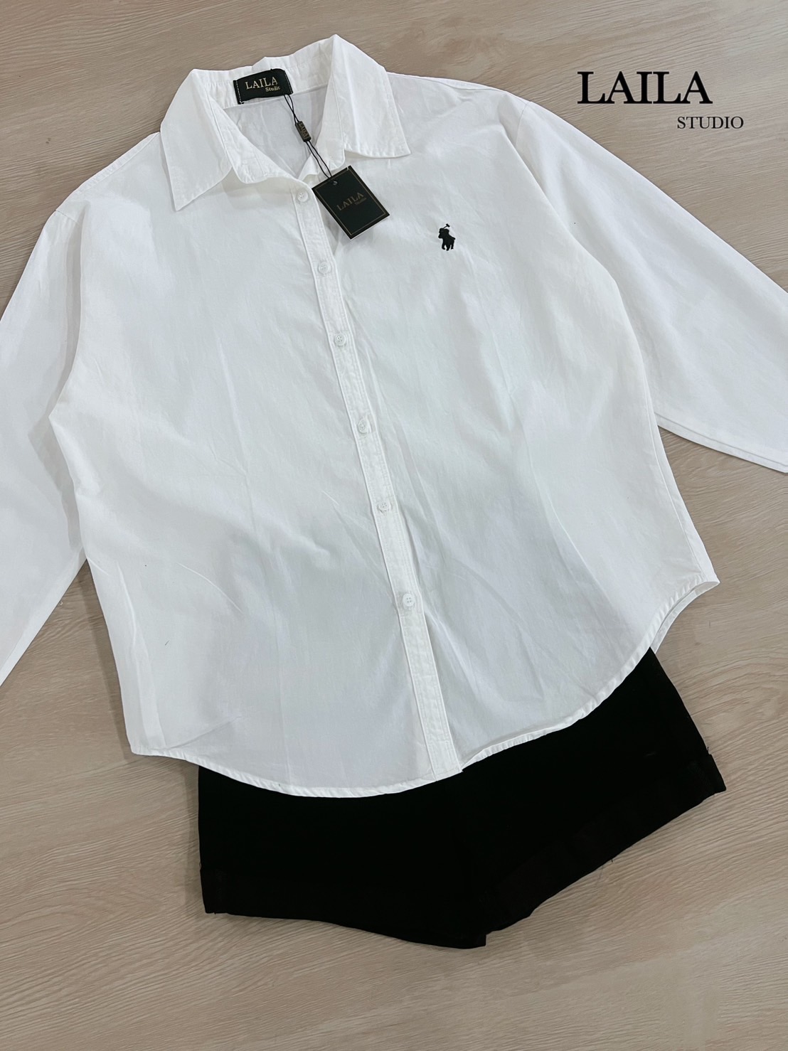 Tag: LAILA Detail: SETเสื้อ+กางเกง งานเชิ้ตแขนยาวทรงคอปก ทรงโอเวอร์ไซด์ งานผ้าคอตตอลเวียดนาม💯 แต่งปักน้องม้าโปโลที่อก ผ้าสวยมากค่าาา มาพร้อมงานกางเกงยีนส์ขาสั้น ทรงสวย ผ้าเป๊ะ ลุคนี้เรียบง่าย แต่แอบผู้ดีเบาๆ ห้ามพลาดค่า😍 #byLaila #เสื้อเชิ