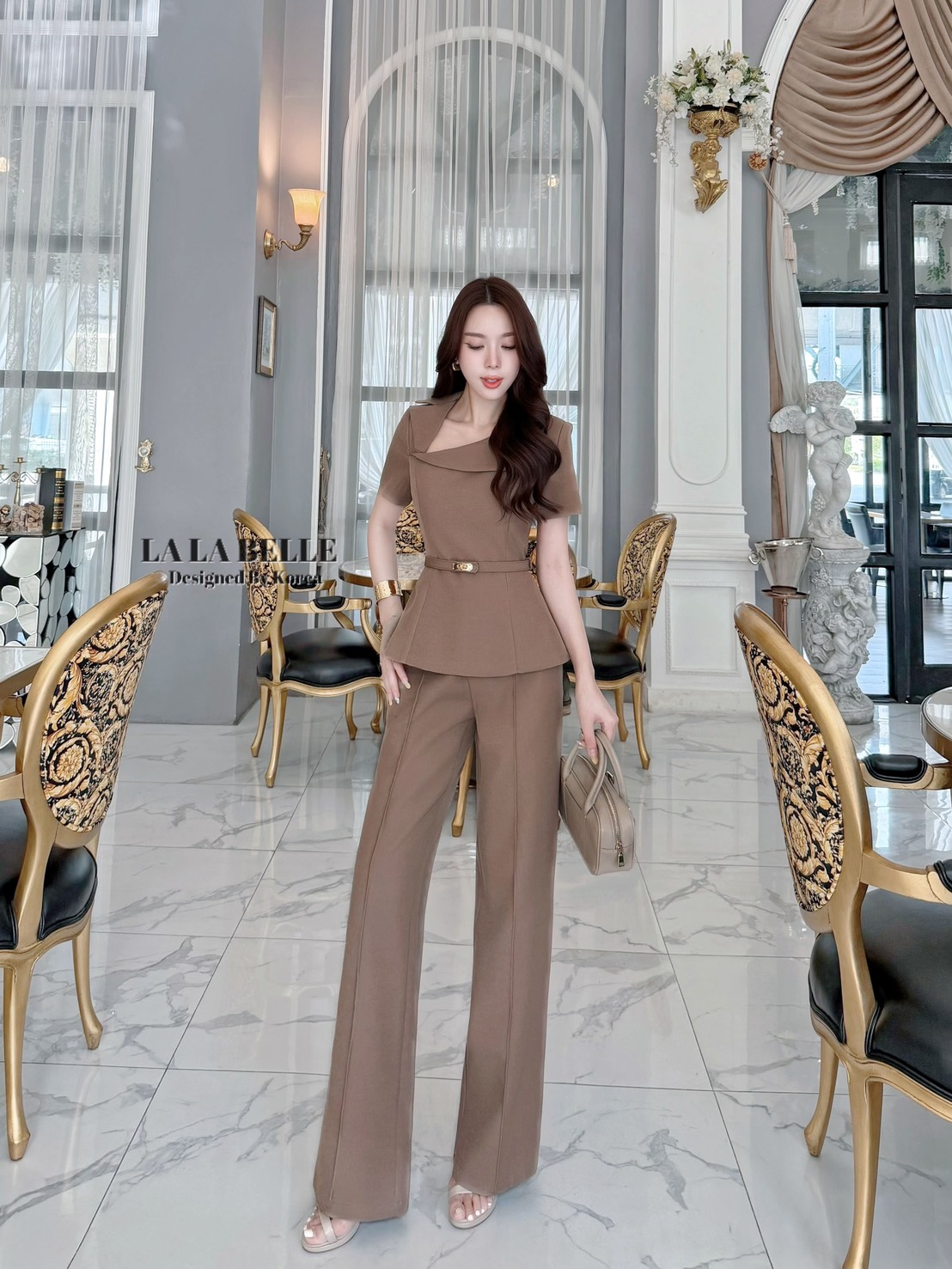 เซต3ชิ้นเสื้อผ้าสูทคอปกสูทเฉียงแขนสั้นเข้ารูปเข้าเอวชายทรงบานออกมาพร้อมกางเกงขายาวทรงกระบอกกลางตีเกล็ดหน้ายาวทำให้ดูผอมมีกระเป๋ากางเกงใส่เข้าชุดกับเข็มขัดสีเดียวกับชุดทั้งชุดเป็นผ้าสูทอัดกาวผ้ามีน้ำหนักงานคุณภาพเกรดพรีเมี่ยม1:1 คัทติ้ง และ แพทเทริน์เป๊ะ
