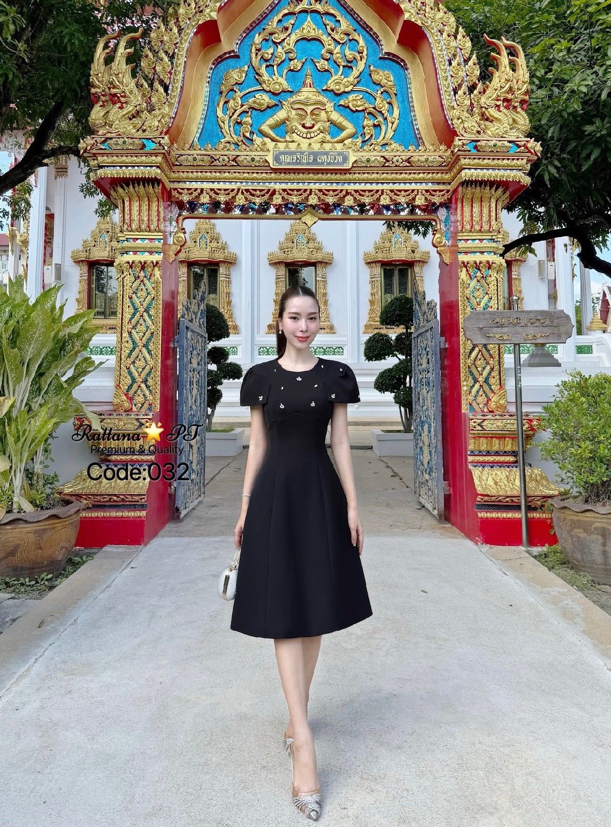 เดรสสีดำ เรียบหรูดูแพง แต่งเพชรที่หน้าอกและแขนเสื้อ ให้ดูสวยเก๋ดูแพง เนื้อผ้าดีมาก หน้าอกมีฟองน้ำ มีซับในทั้งชุด มีซิบด้านหลัง จะใส่ไปงานแต่ง ใส่ไปงาน ใส่ออกงาน รับรองสวยแพง