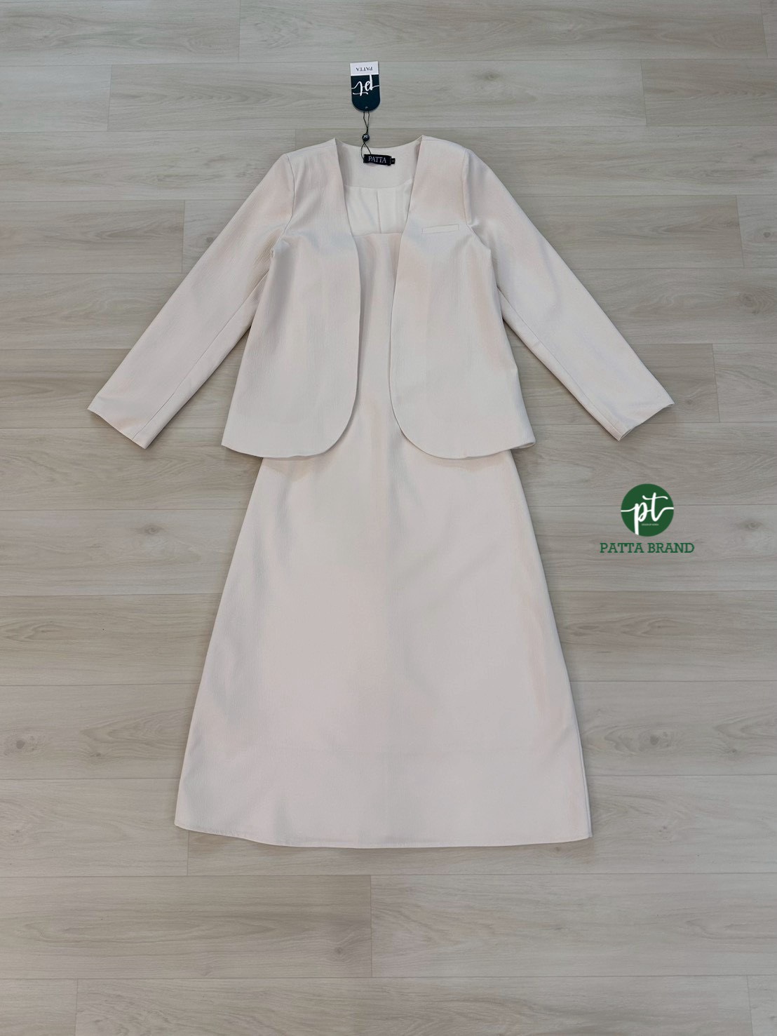 เซต2ชิ้น สีครีม เสื้อคลุมสูทแขนยาว ดีเทลแต่งกุ้นขอบกระเป๋า มาคู่กับเดรสสายเดียวยาว ( อกเสริมฟองน้ำ) ซิปหลัง ซัปในทั้งตัว ดีไซน์สวย คุ้มสุดๆ มาพร้อมกับกระโปรงยาวทรงสอบ และดีเทลผ่าหลังดีไซน์สวย