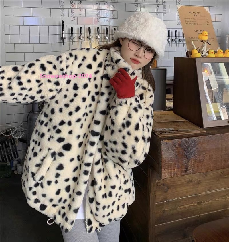 Leopard Lover Must-Have ลายเสือกลับมาแรงอีกครั้ง เสื้อโค้ทขนกำมะหยี่นุ่มฟู ทรงหลวมใส่สบาย สไตล์เกาหลีสุดชิค ใส่เที่ยวต่างประเทศก็ปัง ใส่ในเมืองก็เก๋ อุ่นแต่ไม่อ้วน ใส่แล้วดูแฟสุดๆ ใส่เที่ยวได้ตั้งแต่โซลถึงซัปโปโร พร้อมให้เลือกหลายไซ ใส่ยังไงก็สวยทุกองศา