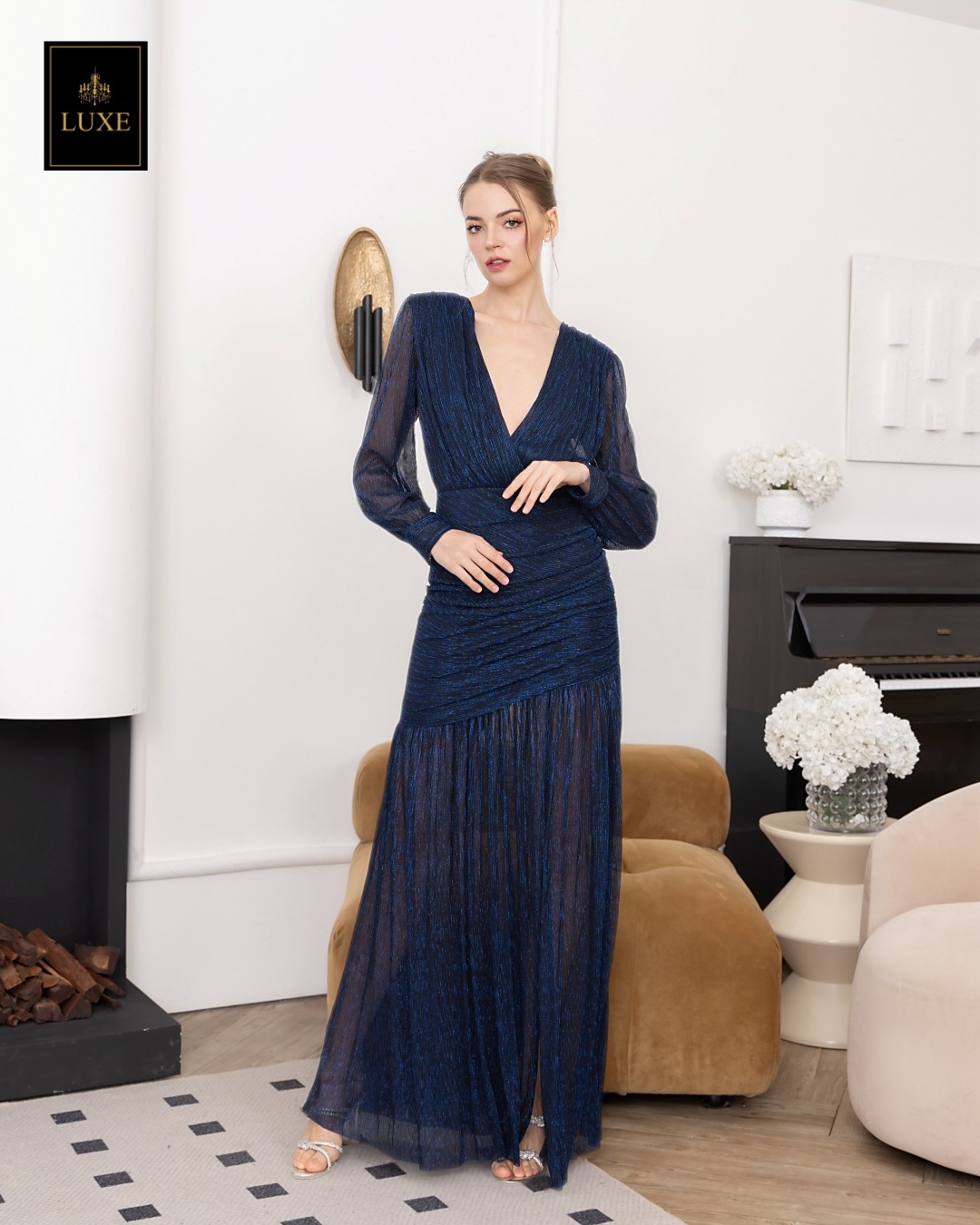 Label : LUXE แม็กซี่เดรสเสื้อคอวีป้าย แขนยาวเสริมไหล่ กระโปรงจับเดรปย่นเข้ารูปตรงสะโพก ต่อชายกระโปรงบาน ผ่าหน้าขา ทำจากผ้าราเม่อัดพลีทผสมดิ้นเมทัลลิก ผ้านุ่ม ยืดหยุ่น ใส่สบาย เล่นแสงสวย มีซิปซ่อนและซับในเต็มตัวค่ะ