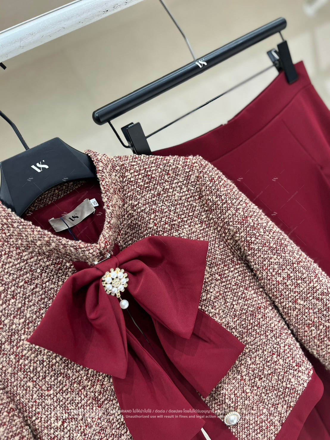 Set เสื้อผ้าทวิตกระดุมทอง+กระโปรงยาวจับจีบ+เข็มกลัดโบว์