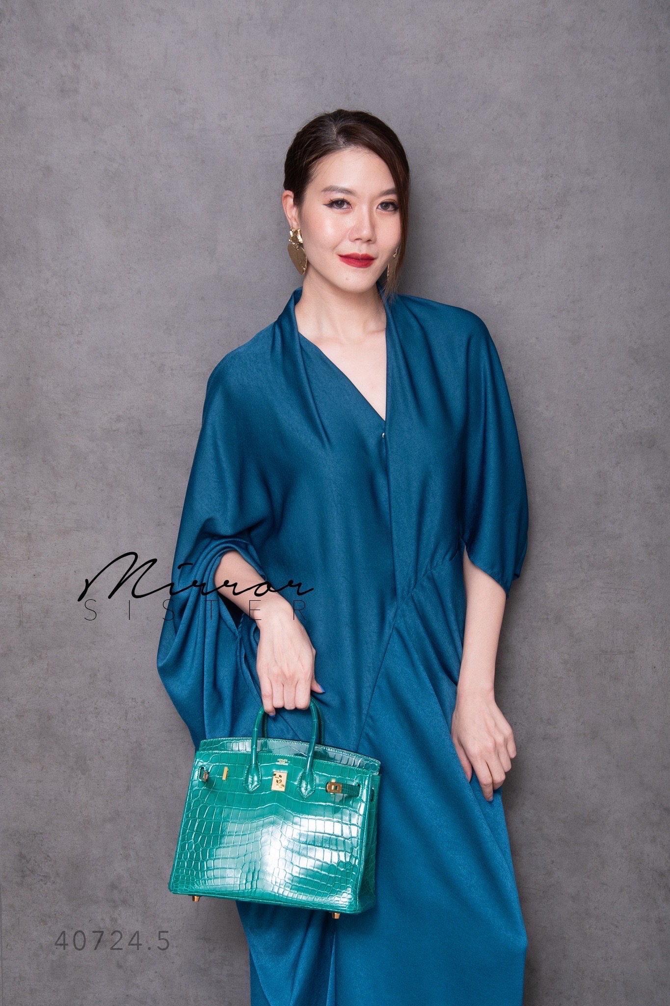 MiRRoRSiSTER's NaZaa LooSE MaXiDReSS•• เดรสซิลค์ทรงสวยอลัง แพทเทรินทรงหลวมๆ ดีเทลคอวีติดกระดุมแป๊ก ช่วงตัวแต่งเย็บlineโค้ง ชายหน้าผ่า แขนข้างนึงสั้นกว่าข้างนึงยาวกว่าเก๋ไก๋ แพทเทรินอำพรางสัดส่วน ใครใส่ก็ดูหรูหรา มีออร่าทุกสี