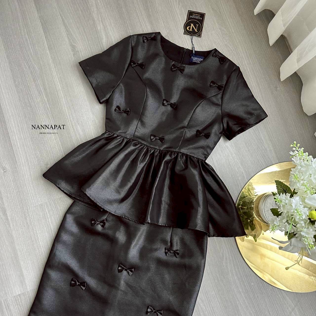 เซ็ทกระโปรงดำ สวย สุภาพ ดูดี งานคล้ายผ้าไหมเลยนะคะ อย่างกับชุดที่ขายราคาเป็นพัน เสื้อน่ารัก ซิปหลัง มีฟองน้ำอก กระโปรงก็ทรงสวย ทั้งเสื้อ กระโปรง เค้าจะแต่งโบว์เล็กๆทั้งตัว