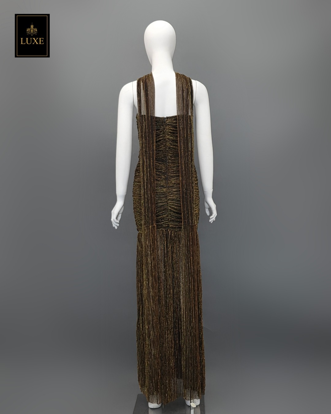 Label : LUXE ☑️เดรสเสื้อเกาะอกทรงเข้ารูป กระโปรงต่อชายระบาย ผ่าหน้า มาพร้อมผ้า mmคลุมไหล่ ปรับเป็นผ้าพันคอได้ ☑️ทำจากผ้าราเม่อัดพลีท ผสมดิ้นเมทัลลิก เล่นแสงวิบวับ ผ้านุ่ม ยืดหยุ่น ☑️มีซิปซ่อนและซับในอย่างดี