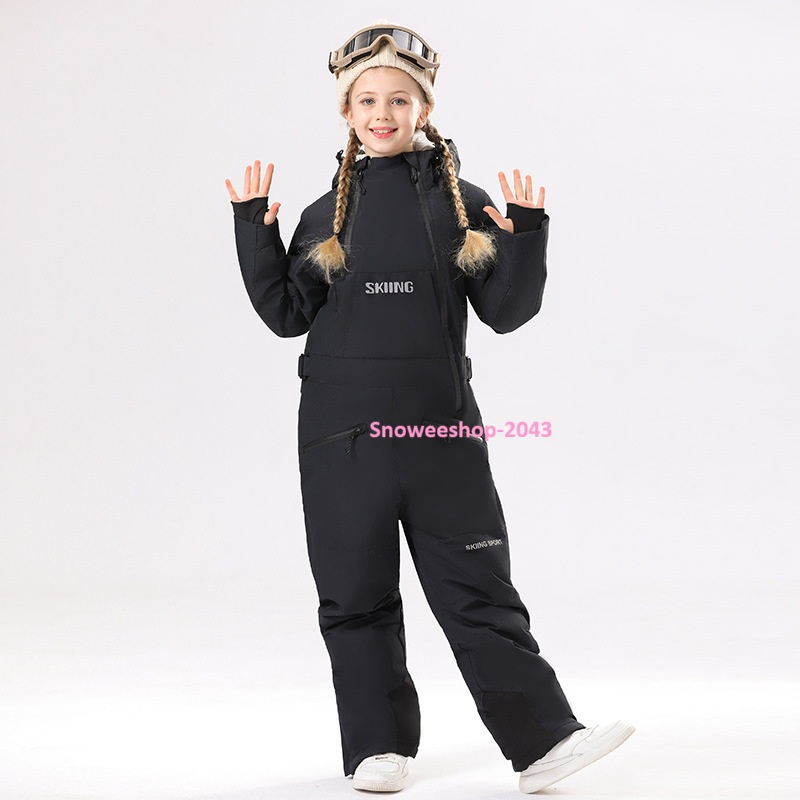 หนาวแค่ไหน…ลูกก็สนุกได้เต็มที่ พาลูกไปลุยหิมะ เที่ยวเมืองหนาว หรือเล่นสกี มั่นใจได้ว่าอุ่นสุดๆ + ปลอดภัยจากลมแรงและหิมะ ชุดสกีเด็กบอดี้สูทแบบชิ้นเดียว หนา อบอุ่น กันน้ำ กันลม กันหิมะ ทนต่อการสึกหรอ ลูกวิ่งเล่นหรือหกล้มก็หายห่วง มีฮู้ดคลุมหัว ป้องกันลมหนาว