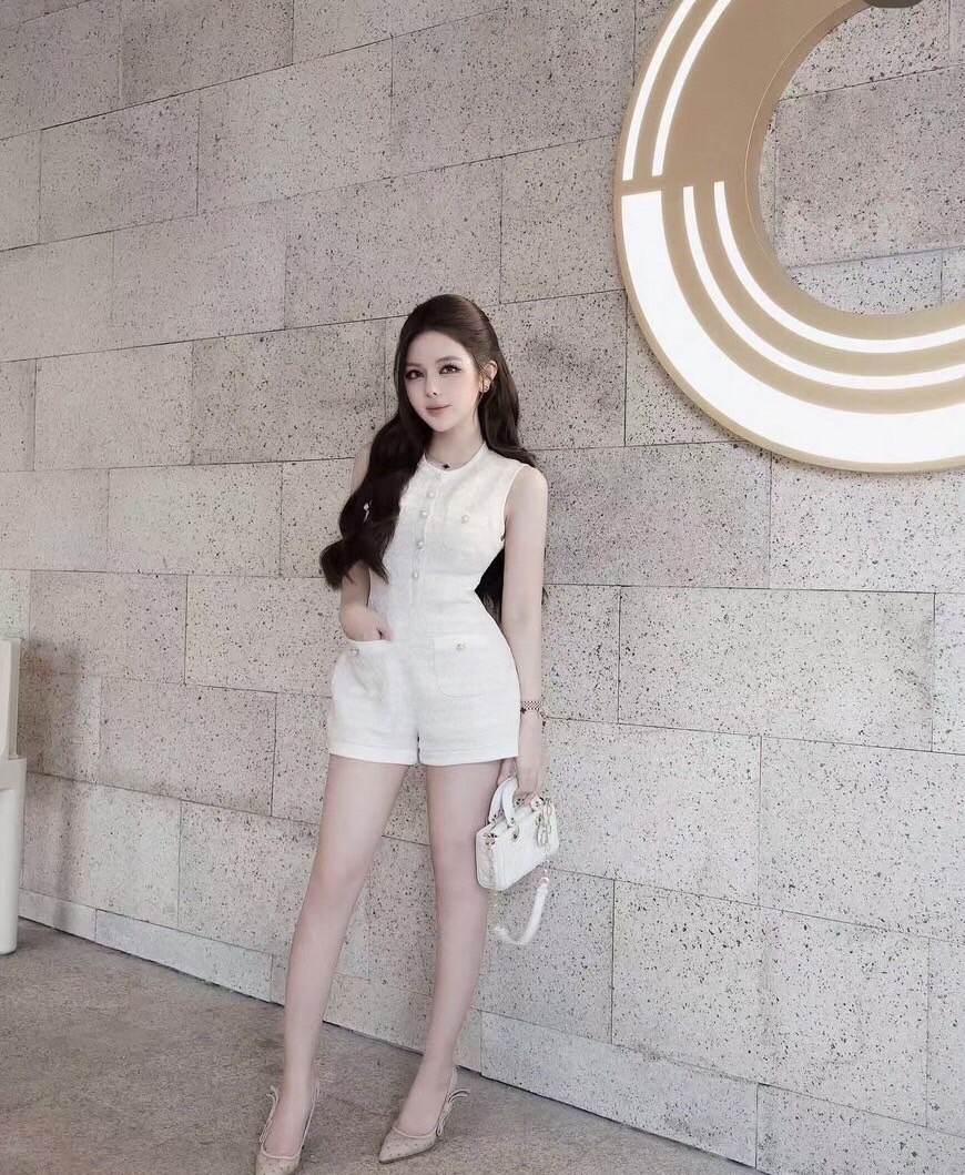 ชุดจั๊มสูทแขนกุด ทรงเข้ารูปสวยเป๊ะตลอดลำตัว ช่วยเก็บทรงและเน้นสัดส่วนได้ดี ใส่แล้วดูสูงเพรียว