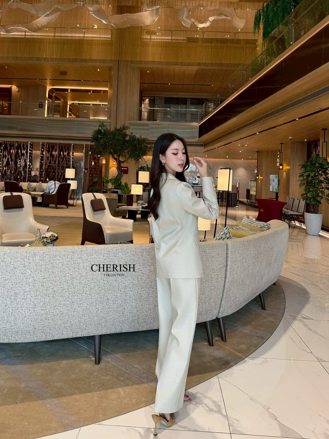 Setsuit เสื้อ+กางเกง ลุค CEO เรียบหรู ดูทันสมัย ทรงสวย ใช้ผ้าดี ใส่สบาย ตัวเสื้อสูทแต่งกระดุมทองมีกระเป๋า พร้อมซับในทั้งตัว มาพร้อมกับกางเกงขากระบอก มีกระเป๋า 2 ข้าง เซตนี้จะใส่ทำงาน หรือออกงานดูดีสุดๆค่ะ