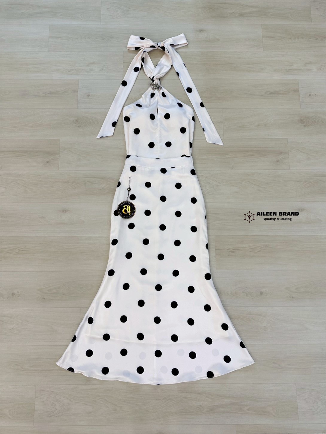 Set2 ชิ้น เสื้อทรงฮอลเตอร์ผูกคอด้านหลัง ดีเทลจับจีบตรงอก (อกเสริมฟองน้ำ ซิปข้าง )มาพร้อมเข็มกลัดเพิ่มความเก๋ มีซับใน กระโปรงยาวพริ้วสวยเข้ารูป แต่งชับในสีขาว (ซิปหลัง) เนื้อผ้าซาตินอย่างดี ลาย polka dot