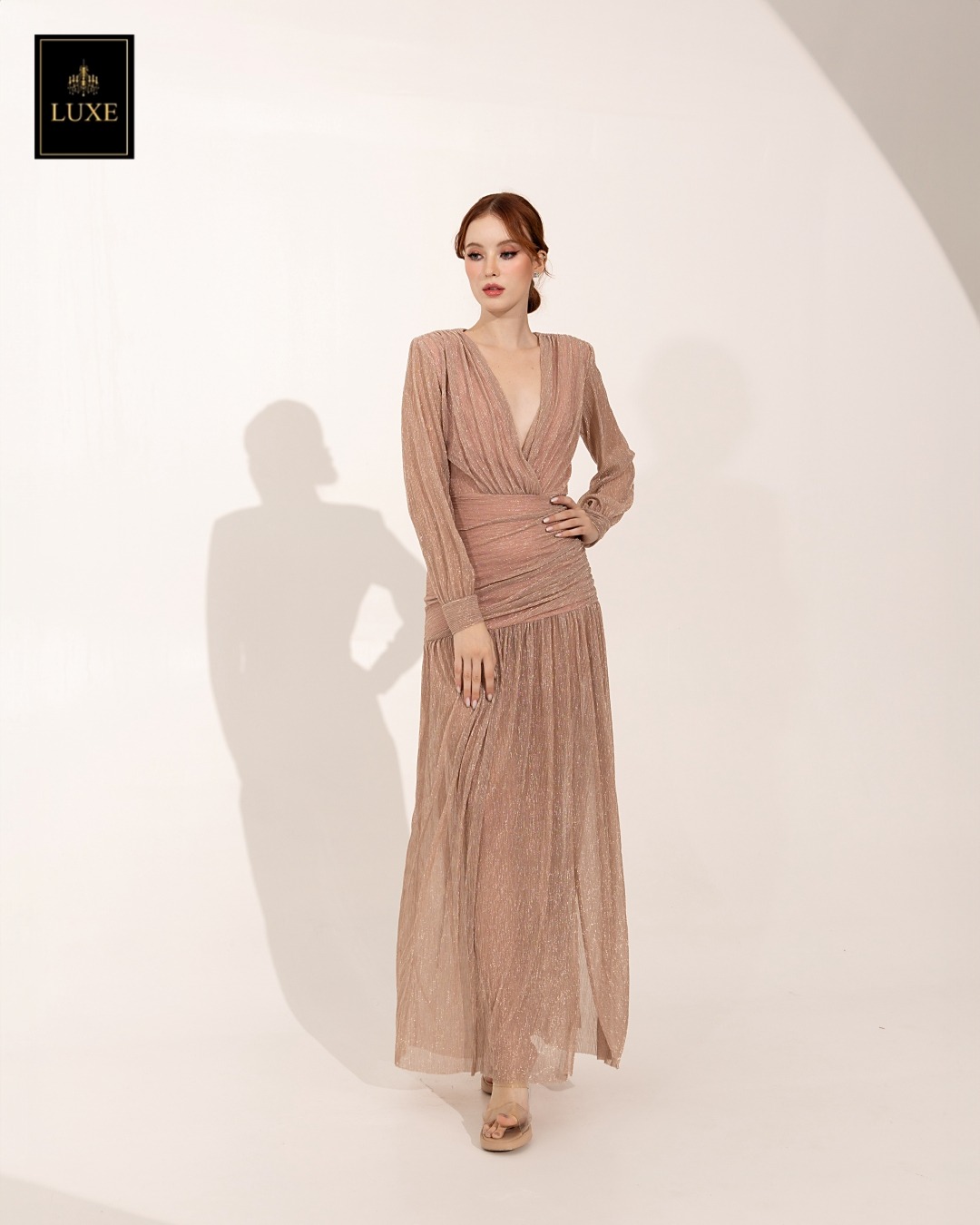 Label : LUXE แม็กซี่เดรสเสื้อคอวีป้าย แขนยาวเสริมไหล่ กระโปรงจับเดรปย่นเข้ารูปตรงสะโพก ต่อชายกระโปรงบาน ผ่าหน้าขา ทำจากผ้าราเม่อัดพลีทผสมดิ้นเมทัลลิก ผ้านุ่ม ยืดหยุ่น ใส่สบาย เล่นแสงสวย มีซิปซ่อนและซับในเต็มตัวค่ะ