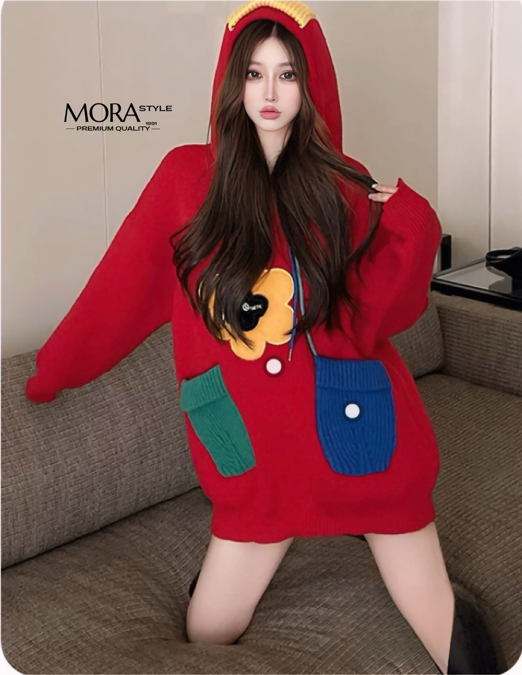 เสื้อสเวตเอตร์แขนยาวมีฮูทหมวก แต่งดอกไม้และกระเป๋าน่ารักมากกกก ใส่แมทง่าย กันหนาวได้ ตรงตรีมปีใหม่เลยค่าา เป็นอีกรุ่นที่ปีใหม่นี้ต้องมีนะค่าา