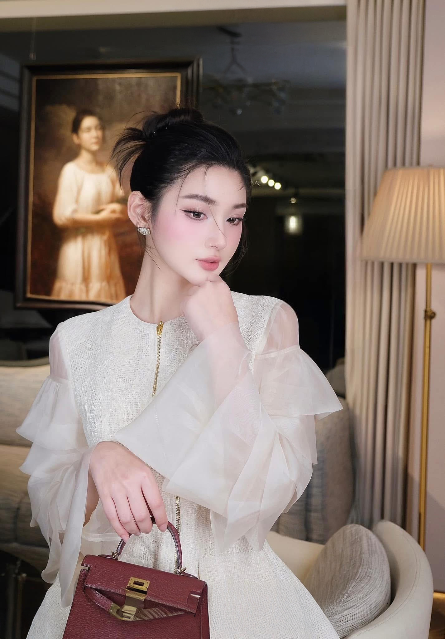 เซ็ตนี้คือเป๊ะปังอลังการ ตัวเสื้อดีไซน์สวย ผ้าลูกไม้ตัดต่อแขนเป็นชั้นๆผ้ออแกรดี้ มาพร้อมเข็มกลัดดอกไม้ติดอก1อัน กระโปรงทรงสวยเข้าเซ็ตเรียบหรูดูผู้ดี ใช้ผ้าอย่างดีในการตัดเย็บ ผ้าลูกไม้ทอลายในตัวลวดลายสวย ใส่ได้หลายโอกาสเลยค่ะ คอมพลีทลุคจบในตัวเดียว #showr