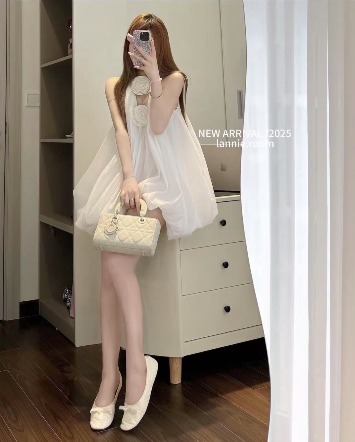 ʟᴀʙᴇʟ : KATHALYN (แคธรีน) Detail : เดรสกระโปรงแขนกุดเว้า ทรงพองบอลลูนสุดคิ้วท์ สีขาวสะอาดตา เนื้อผ้าไม่บางไม่โป๊ผ้าดูหรูหรา ด้านหน้าท่อนบนแต่งดอกไม้สุดเก๋ เป็นเข็มกลัดสามารถถอดออกได้