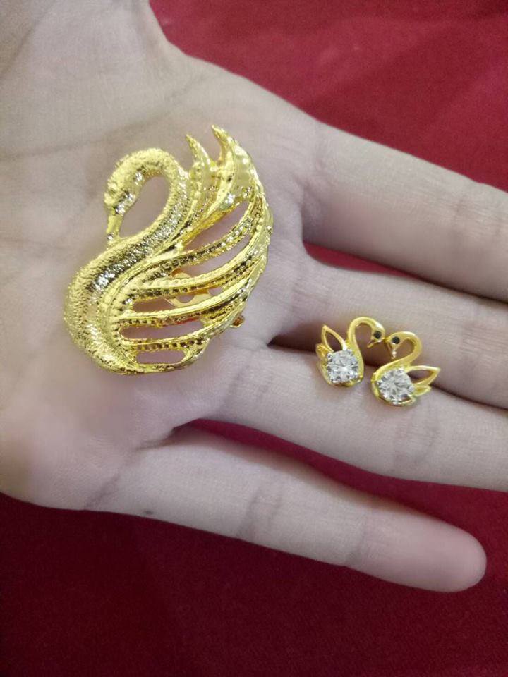 เข็มกลัดเพชรcz+ต่างหูรูปหงส์ชุบทองคำแท้มาเป็นครอบครัวจับคู่ลดราคา