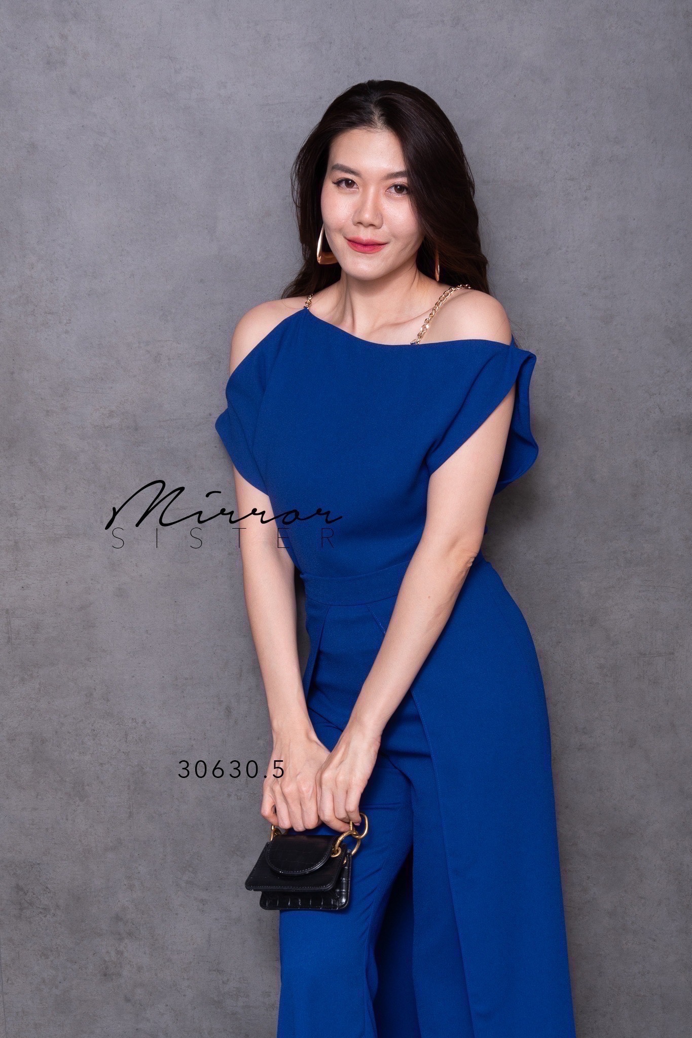 MiRRoRSiSTER’s SET oF WaCHaCha•• ชุดเซ็ทเสื้อกางเกง ทรงสวยเป๊ะปัง ด้วยดีเทลช่วงบน เป็นสายเดี่ยวโซ่ทอง แต่งปาดไหล่สโลปเก๋ไม่ซ้ำใคร ช่วงกางเกงทรงกระบอกแต่งตีเกร็ดตรงหน้าขา แต่งเลเยอร์2ข้าง เวลาเดินพริ้วมีmovementของเนื้อผ้า สวยดีงามเนื้อผ้าดีมาก ใส่เข้าSET