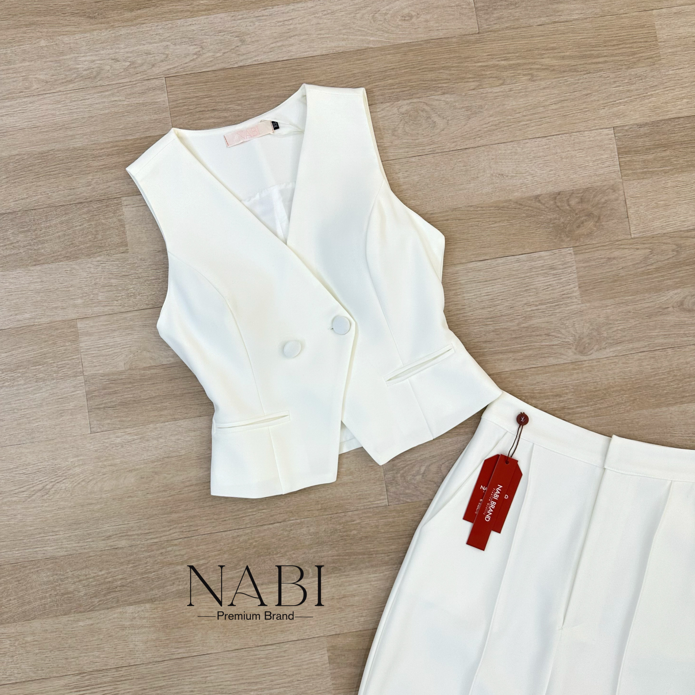 ชุดเซ็ตเสื้อแขนกุดคอV ดีไซน์สวยหรูด้านหน้าแต่งกระดุม มีสายปรับขนาดด้านหลัง มาคู่กระโปรงยาวเอวสูง ผ่าหลัง เย็บเกล็ด 2เส้นด้านหน้า ทำให้ดูหรู ไม่เชย งานมีซับ มีบราอย่างดี ที่สำคัญผ้าเกรด Premium อยู่ทรง สามารถใส่ออกงาน ใส่เดินห้าง ช้อปปิ้งได้แบบชิวๆ ลุคhi-c