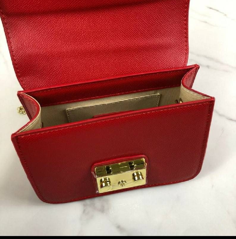 กระเป๋าไฮโซแบรนด์เนมอิตาลี Furla สีแดงสายโซ่สีทอง