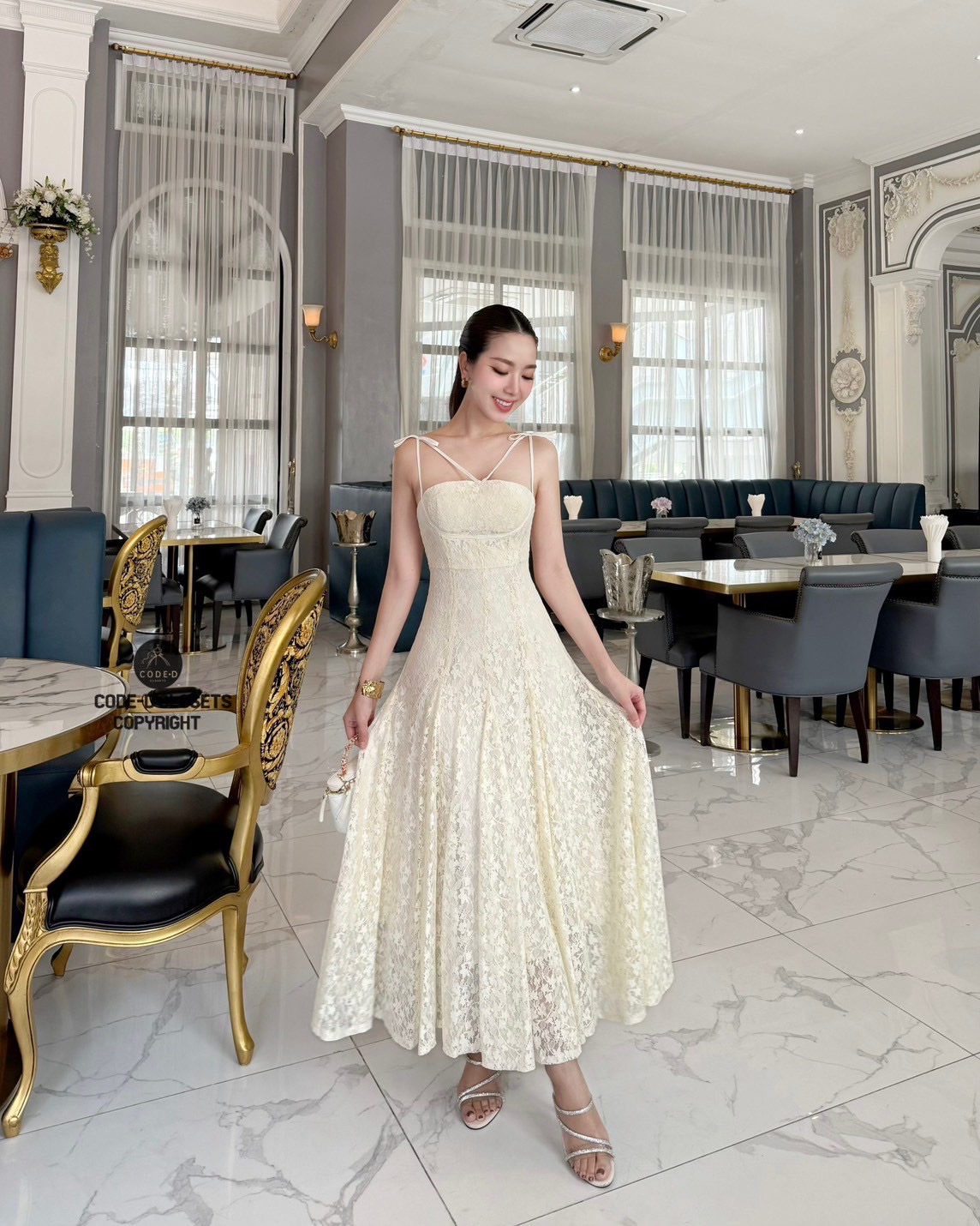 เดรสสายเดี่ยว ลูกไม้สีครีม ดีเทลแต่งสายคู่ เหย็บโบว์ติดช่วงสาย อกเสริมฟองน้ำอย่างดี ซิปหลัง ช่วงอกและเอวเข้ารูป ตัวกระโปรงบานออก มาพร้อมชับในสีเดียวกัน สวยหรู ดู luxury สุดๆ