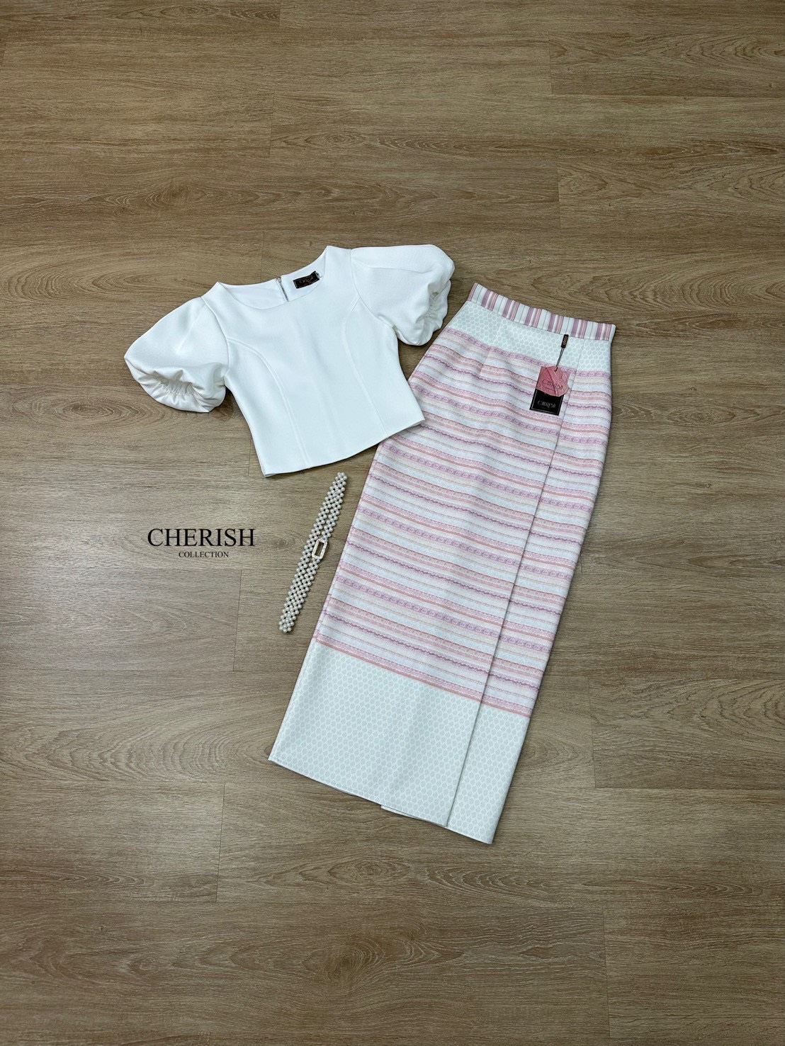 ชุดไทยที่เรียบหรูดูแพง ด้วยชุดนี้ ตัวเสื้อคอกลม แขนตุ๊กตาตัวผ้าถุงเอวสูงลายทางขวางสีชมพูม่วงสลับกันอย่างสวยงามซิบหลัง กระโปรงผ่าหลังไม่เกินงาม เดินสะดวกพร้อมซับในครึ่งตัว แถมเข็มขัดมุก ชุดงามอย่างไทยใจดี ต้องมีนะคะ🌸