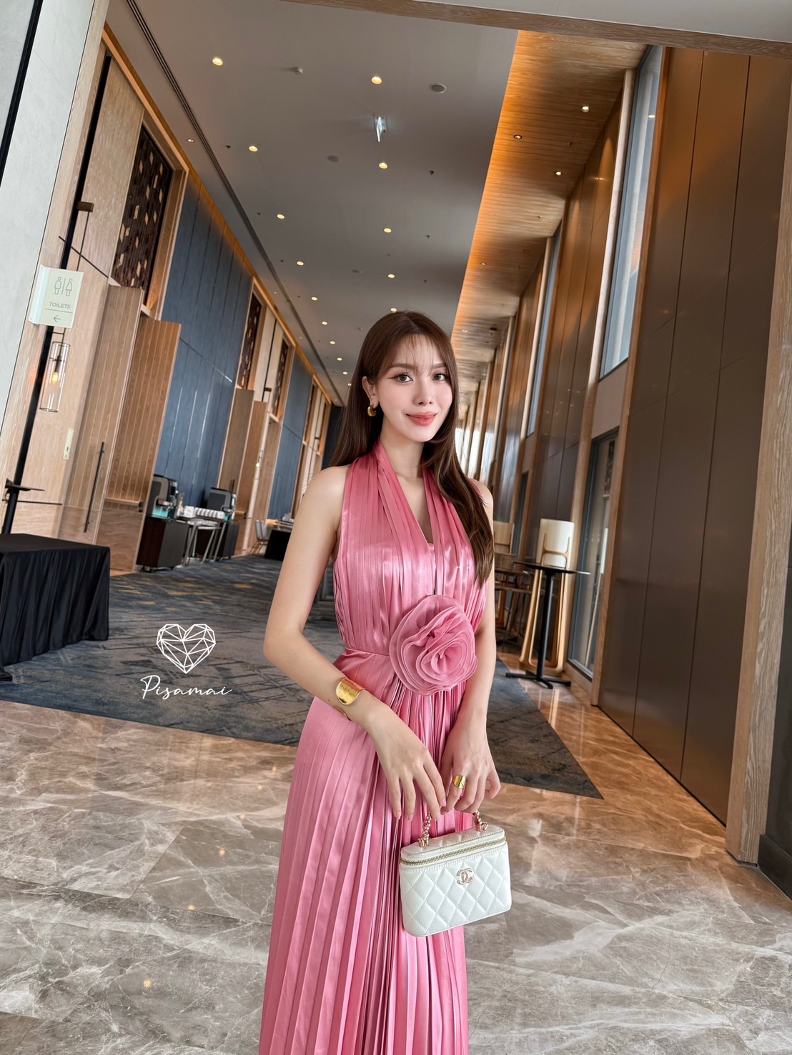 เดรสคล้องคอพลีตตัวยาวมาคู่ติดกับดอกไม้ใหญ่ทรงสวย หรู ดูแพง ใส่ไปงานแต่งแบบเฟียสๆ แกรมๆ ได้ไม่ซ้ำใคร#pisamaibrand #งานป้ายพิศมัย #งานตามหา #ชุดไปงาน #ชุดไปงานแต่ง #ชุดเพื่อนเจ้าสาว #ชุดเพื่อนเจ้าสาวราคาถูก