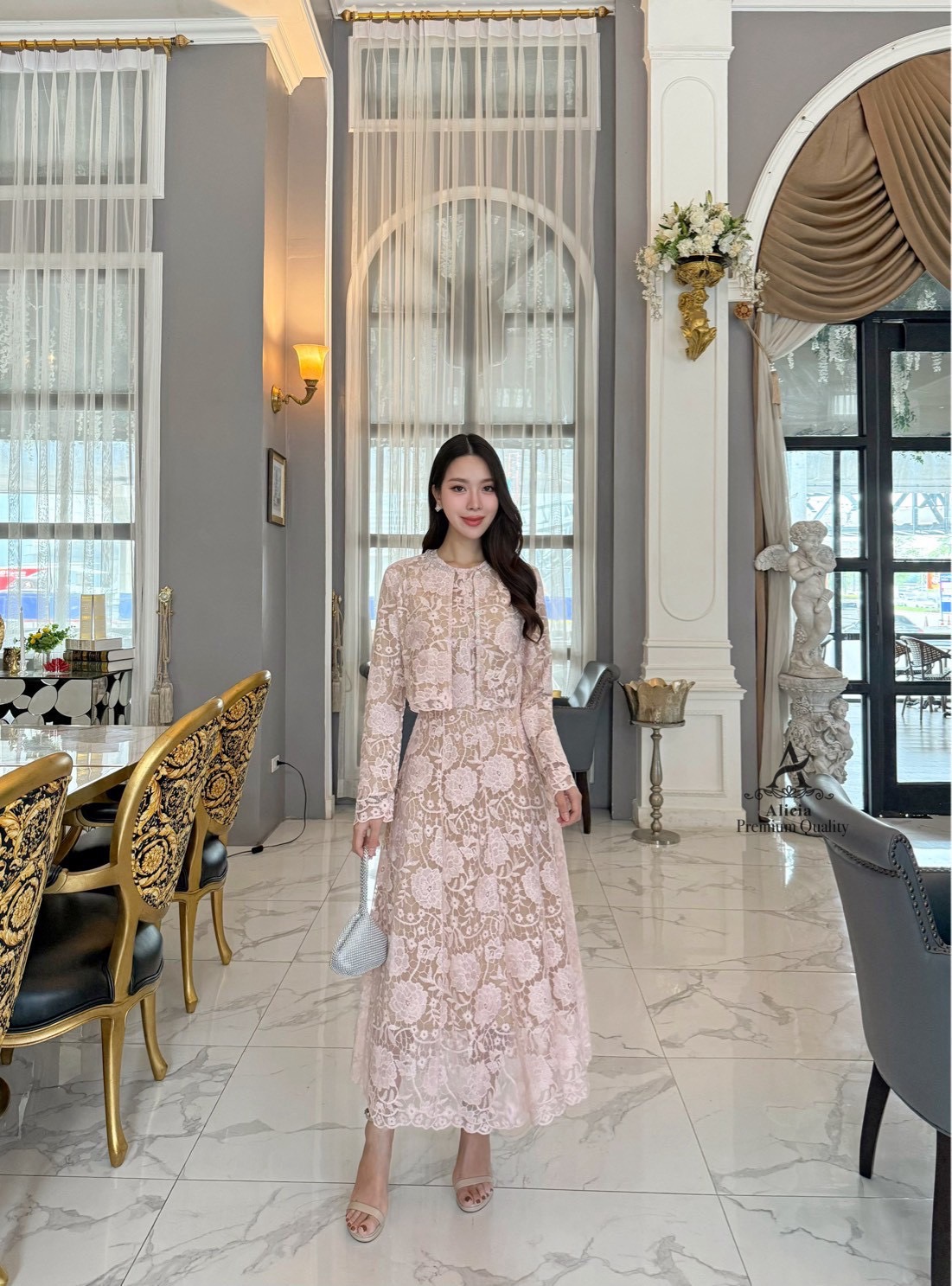 LABEL:ALICIA BRAND 💖💗💖Detail >>เดรสลูกไม้แขนกุดสุดหวาน เนื้อลูกไม้ลายแน่นละเอียดละมุน มาพร้อมเสื้อคลุมแขนยาว คอและกระดุมแต่งด้วยเพชร ซับในสีเนื้อเนียนกลืนผิว ซิบหลังทรงสวยเข้ารูป ช่วยขับหุ่นให้ดูเพรียว สามารถใส่แยกชิ้น หรือนำ